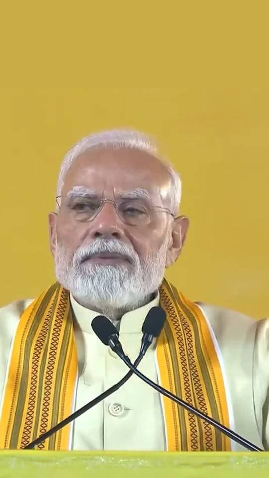 वन्दे भारत लाइव न्यूज़ /देश को चोट पहुंचाने वाली ताकतें…
समाज को बांटने वाले लोग…
हमारी संस्कृति से नफरत करने की मानसिकता...
*ये देश के दुश्मन हैं।*
इसलिए हमें मां भारती के शत्रुओं को पहचानना होगा, उन्हें परास्त करना होगा और राष्ट्र प्रथम का संकल्प लेते हुए सबको एक साथ आना होगा।
मुझे विश्वास है कि अयोध्या मंदिर में प्राण प्रतिष्ठा समारोह के दौरान 'राम से राष्ट्र और देव से देश' की संकल्पना जो हमने की है, उसे हम जरूर पूरा करेंगे।