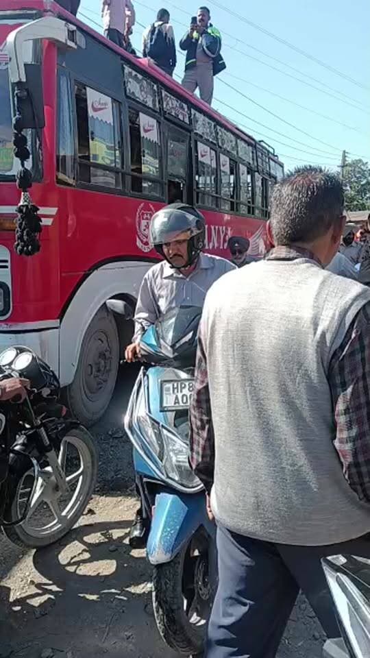पांवटा साहिब : हरिपुर तीन लोगों द्वारा चालक धनवीर के साथ मारपीट से भड़का लोगों का गुस्सा लगाए नारे, गुंडागर्दी नहीं चलेगी, आरोपी को करो गिरफ्तार