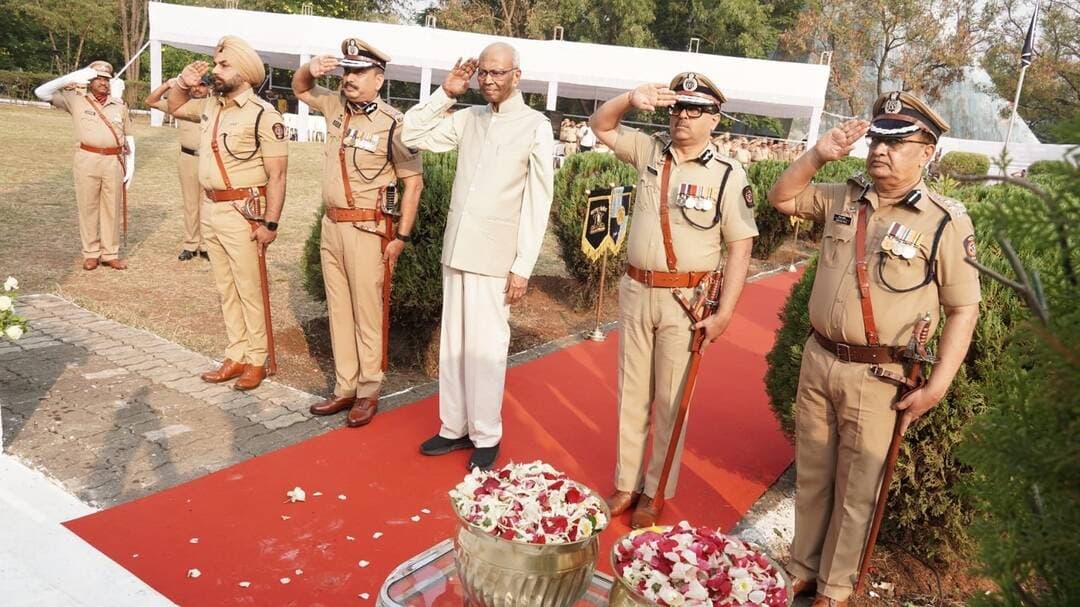 पुणे शहर पोलीस आयुक्तालयाच्या वतीने पोलीस संशोधन केंद्र, पाषाण येथे पोलीस स्मृतिदिन संचलन आयोजित करण्यात आले होते. सदर कार्यक्रमात पद्मविभूषण डॉ. रघुनाथ माशेलकर यांच्या हस्ते पोलीस हुतात्मा स्मारकास पुष्पचक्र अर्पण करून कर्तव्य बजावताना बलिदान देणाऱ्या पोलीस हुतात्म्यांना आदरांजली अर्पण करण्यात आली.
#पुणे_पोलीस #पोलीस_स्मृतिदिन