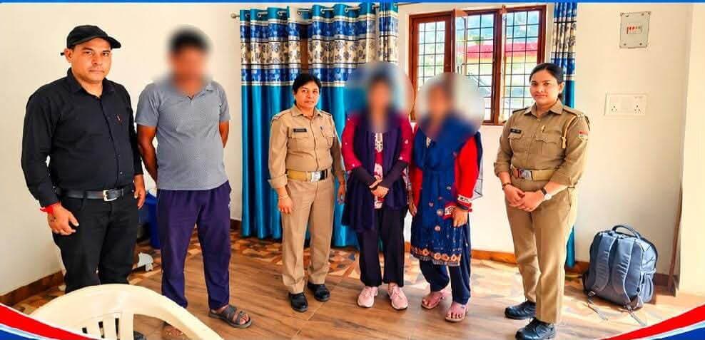 #पौड़ी पुलिस की त्वरित कार्रवाई, जम्मू रेलवे स्टेशन से सकुशल बरामद हुई लापता युवती
#कोटद्वार से जम्मू तक तलाश, 24 घंटे के भीतर पुलिस ने परिजनों से मिलाया
कोटद्वार में माता-पिता की डांट से नाराज होकर घर से निकली युवती जम्मू रेलवे स्टेशन पर सकुशल बरामद कर ली गई। पौड़ी पुलिस ने सीसीटीवी फुटेज और तकनीकी साक्ष्यों की मदद से युवती का पता लगाते हुए जम्मू-कश्मीर पुलिस और जीआरपी के सहयोग से उसे सुरक्षित बरामद किया।
युवती के परिजनों ने 18 अक्टूबर को कोतवाली कोटद्वार में उसकी गुमशुदगी की सूचना दी थी। मामले की गंभीरता को देखते हुए एसएसपी पौड़ी सर्वेश पंवार के निर्देश पर पुलिस टीम गठित की गई। पुलिस ने त्वरित कार्रवाई करते हुए युवती को तलाशा और आवश्यक वैधानिक कार्रवाई के बाद परिजनों के सुपुर्द कर दिया।
👏 पौड़ी पुलिस की तत्परता और तकनीकी जांच से युवती की सकुशल घर वापसी संभव हुई।
#PauriPolice #KotdwarPolice #PauriGarhwal #UttarakhandPolice #Kotdwar #PoliceAction #पौड़ीपुलिस #कोटद्वार