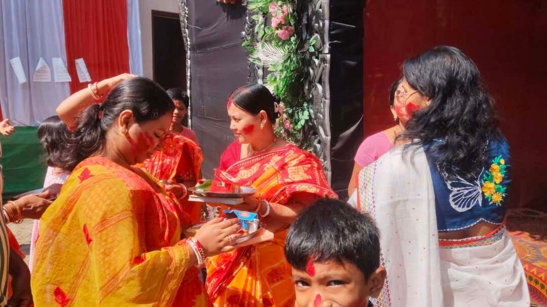 মাথাভাঙ্গা মিলন সংঘ মহিলা দুর্গোৎসব কমিটির পূজা মণ্ডপে মাকে সিদুর ছোয়ানোর পর সিদুর খেলায় মেতে উঠলো মহিলারা