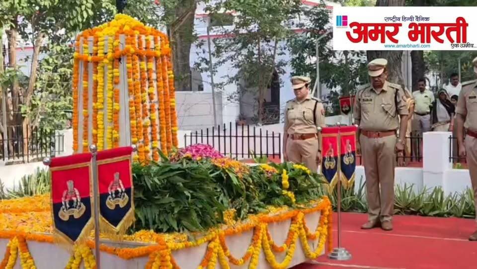 बाँदा :-पुलिस स्मृति दिवस" के अवसर पर पुलिस उपमहानिरीक्षक चित्रकूट धाम परिक्षेत्र बांदा, पुलिस अधीक्षक बांदा व अन्य अधिकारियों/कर्मचारियों द्वारा कर्तव्यों का निर्वहन करते हुए वीरगति प्राप्त होने वाले पुलिसकर्मियों को पुष्पचक्र अर्पित कर दी गई श्रद्धांजलि ।*
*➡️अपर पुलिस अधीक्षक बांदा द्वारा थाना फतेहगंज के बघेलाबारी में शहीद स्मारक पर कर्तव्यों का निर्वहन करते हुए वीरगति प्राप्त होने वाले पुलिसकर्मियों को पुष्पचक्र अर्पित कर दी गई श्रद्धांजलि ।*
*विवरण-* आज दिनांक 21.10.2026 को *"पुलिस स्मृति दिवस"* के अवसर पर कर्तव्यों का निर्वहन करते हुए अपने प्राणों की आहूति देने वाले पुलिसकर्मियों की स्मृति में पुलिस लाइन बांदा में परेड का आयोजन किया गया । पुलिस उपमहानिरीक्षक चित्रकूटधाम परिक्षेत्र राजेश एस0, पुलिस अधीक्षक बांदा पलाश बंसल सहित राजपत्रित अधिकारियों व अन्य पुलिसकर्मियों द्वारा शहीद हुए पुलिसकर्मियों को याद कर उन्हें पुष्प चक्र अर्पित कर श्रद्धांजलि दी गई । इस अवसर पर पुलिस उपमहानिरीक्षक चित्रकूटधाम परिक्षेत्र बांदा द्वारा माननीय मुख्यमंत्री उत्तर प्रदेश सरकार व श्रीमान पुलिस महानिदेशक उ0प्र0 के संदेश से सभी पुलिसकर्मियों को अवगत कराते हुए विगत एक वर्ष में अपने कर्तव्यों का निर्वहन करते हुए शहीद हुए पुलिस अधिकारियों/कर्मचारियों को याद करते हुए उनकी शौर्य गाथा बताई गई । इस दौरान पुलिस उपमहानिरीक्षक चित्रकूटधाम परिक्षेत्र बांदा व पुलिस अधीक्षक बांदा द्वारा शहीद पुलिसकर्मियों को परिजनों को आमंत्रित कर उन्हे सम्मानित किया गया । इस दौरान अपर पुलिस अधीक्षक बांदा श्री शिवराज द्वारा कर्तव्यों का निर्वहन करते हुए अपने प्राणों की आहूति देने वाले पुलिसकर्मियों की स्मृति में थाना फतेहगंज क्षेत्र के बघेलाबारी में शहीद हुए पुलिसकर्मियों को याद कर उन्हें पुष्प चक्र अर्पित कर श्रद्धांजलि दी गई । गौरतलब हो कि कर्तव्य निर्वहन के दौरान अपने प्राणों की आहुति देने वाले पुलिसकर्मियों को श्रद्धांजलि अर्पित करने हेतु देश भर के पुलिस बल द्वारा प्रतिवर्ष 21 अक्टूबर को "पुलिस स्मृति दिवस" मनाया जाता है । बता दें कि दिनांक 01.09.2025 से 31.08.2026 तक पूरे भारत वर्ष में 154 पुलिसकर्मी अपने कर्त्तव्यों का पालन करते हुएअपने प्राणों की आहूति दे दी ।
*पुलिस स्मृति दिवसः-* 21 अक्टूबर 1959 को लद्दाख के हॉट-स्प्रिंग के पास CRPF (केंद्रीय रिजर्व पुलिस बल) की एक टुकड़ी भारत-तिब्बत सीमा पर नियमित गस्त के लिए निकली थी । उसी दौरान पहले से ही घात लगाकर बैठे चीनी सैनिकों ने ताबड़तोड़ फायरिंग कर दी । सीआरपीएफ के जवानों ने भी उस हमले का मुंहतोड़ जवाब दिया लेकिन उस अचानक हुए हमले में सीआरपीएफ के 10 जवान शहीद हो गए तथा सात अन्य जवान घायल हो गए, उसी दिन से उन 10 वीर सीआरपीएफ जवानों की शहादत को याद करते हुए प्रत्येक वर्ष संपूर्ण भारतवर्ष में 21 अक्टूबर को पुलिस स्मृति दिवस के रूप में मनाया जाता है । प्रत्येक वर्ष ड्यूटी के दौरान अपनी जान गंवाने वाले और लद्दाख में शहीद हुए वीर पुलिसकर्मियों के बलिदान के सम्मान में प्रत्येक वर्ष 21 अक्टूबर को *"पुलिस स्मृति दिवस"* मनाया जाता है ।
