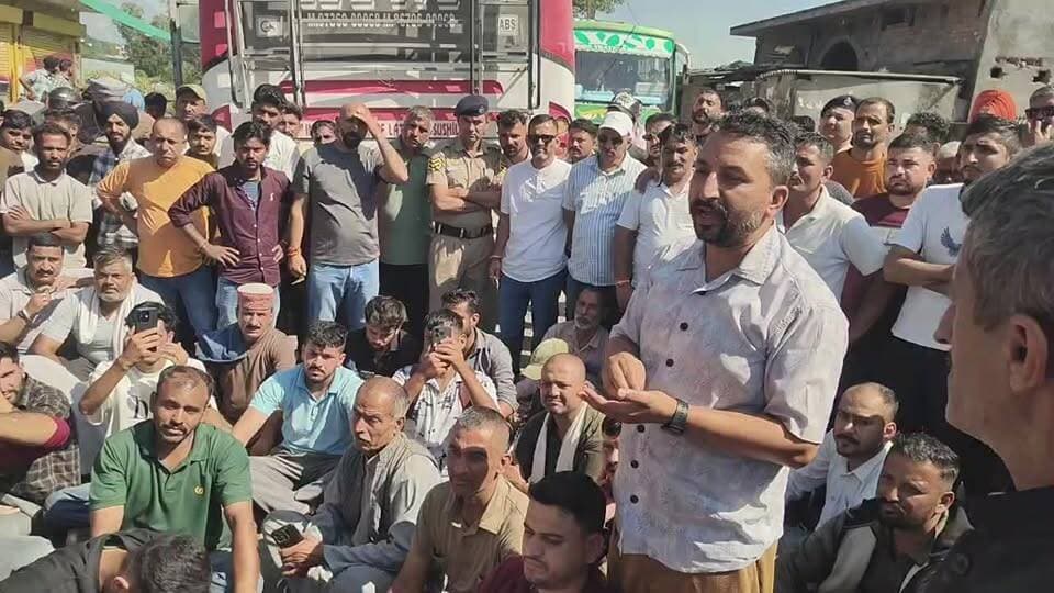 LIVE: पांवटा साहिब के हरिपुर टोहाना में बस ड्राइवर के साथ मार*पीट, लोगों ने किया च*क्का जा*म…मौके पर पहुंचे DSP पांवटा मानवेंद्र ठाकुर..