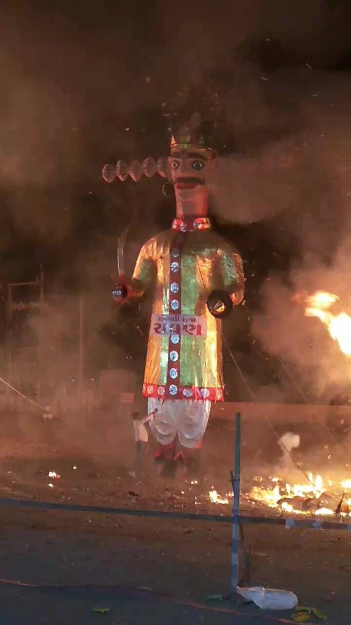 જામનગર શહેર: જામનગરમાં રાવણ દહનનો ભવ્ય કાર્યક્રમ, સાંસદ અને ધારાસભ્ય રહ્યા ઉપસ્થિત