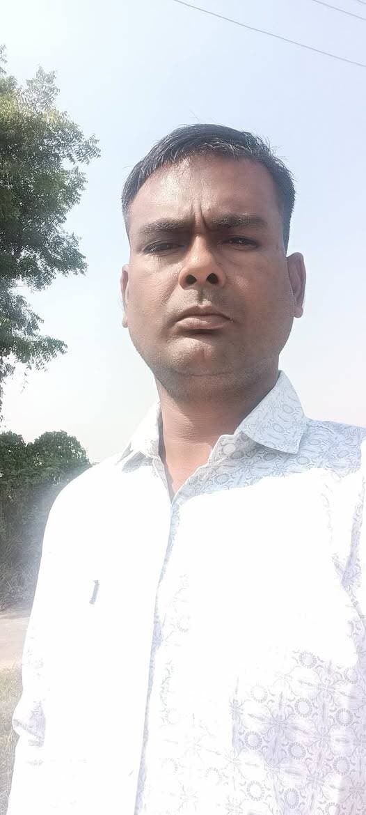 🌾🚜 मिट्टी से जुड़ाव ही असली सुकून है ❤️
आज अपने खेत पर पहुंचकर बाजरे की फसल का जायजा लिया। 🌾 अपने बटाईदार को खेत में मेहनत करते देखकर मन बहुत प्रसन्न हुआ। उसकी मेहनत, लगन और पसीने में खेती के प्रति समर्पण साफ दिखाई देता है। 🙏
किसान की असली खुशी खेतों की हरियाली, लहलहाती फसल और मेहनत करने वाले हाथों में बसती है। 🌱
खेती सिर्फ रोज़गार नहीं, हमारी मिट्टी से जुड़ी पहचान और जीवन का आधार है। ❤️🚜
🙏 जय जवान, जय किसान। 🌾