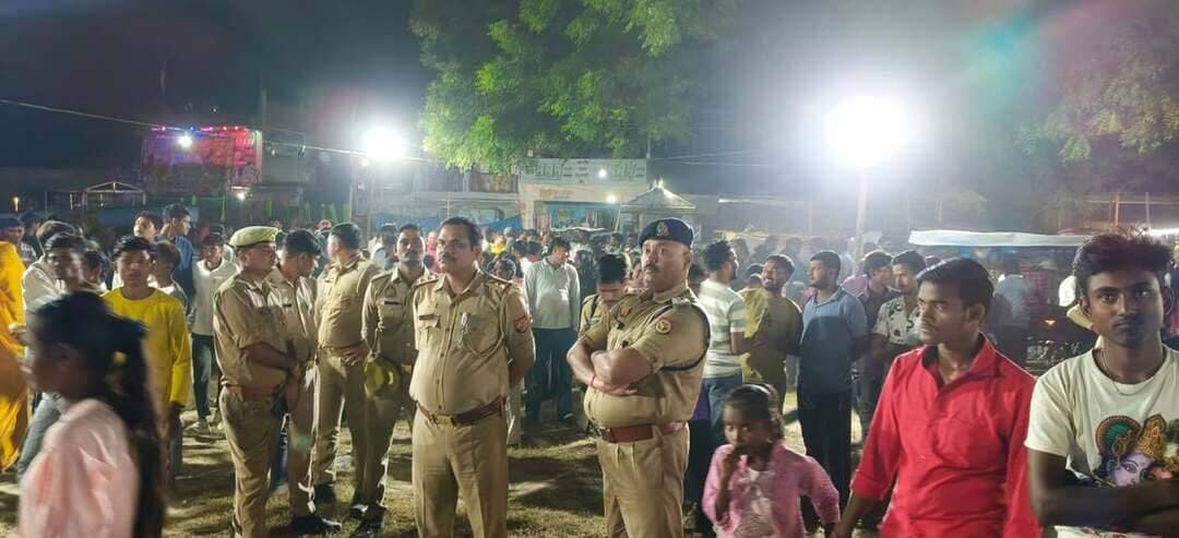 मंगलपुर में 33 फीट ऊंचे रावण का दहन, दशहरा मेला देखने उमड़ा जनसैलाब
असत्य पर सत्य और बुराई पर अच्छाई की जीत के प्रतीक दशहरा पर्व पर मंगलवार शाम मंगलपुर कस्बे में उत्सव का माहौल देखने को मिला। यहां आयोजित दशहरा मेले में 33 फीट ऊंचे रावण के पुतले का शाम करीब 7:40 बजे दहन किया गया। रावण दहन देखने के लिए कस्बे सहित आसपास के ग्रामीण क्षेत्रों से बड़ी संख्या में लोग पहुंचे। पुतले में आग लगते ही मैदान आतिशबाजी की गूंज से गूंज उठा। रावण की आंखों से निकलती आग की चिंगारियों और रंग-बिरंगी आतिशबाजी ने दर्शकों को आकर्षित किया। पूरे आयोजन के दौरान बच्चों, युवाओं और बुजुर्गों में खासा उत्साह नजर आया।
रावण दहन से पहले रामलीला का मंचन किया गया। कलाकारों ने भगवान श्रीराम की विजयगाथा का मंचन कर दर्शकों को मंत्रमुग्ध किया। इसके बाद रावण के पुतले का दहन किया गया। जैसे ही पुतले ने आग पकड़ी, मैदान में मौजूद लोगों ने आतिशबाजी का आनंद लिया। दशहरा मेले में टेसू के फूलों सहित विभिन्न प्रकार के सामान की दुकानें सजी रहीं। पान, फास्ट फूड और मिठाई की दुकानों पर भी लोगों की भीड़ लगी रही। परिवार के साथ पहुंचे लोगों ने खरीदारी की और मेले का आनंद उठाया।
आयोजन समिति के सदस्यों ने बुधवार सुबह बताया कि मंगलपुर में दशहरा मेले और रावण दहन का कार्यक्रम लगातार कई वर्षों से आयोजित किया जा रहा है। इस आयोजन में मंगलपुर के साथ आसपास के गांवों के लोग भी बड़ी संख्या में शामिल होते हैं। हर वर्ष मेले को लेकर क्षेत्रीय लोगों में उत्साह रहता है और यह आयोजन आपसी मेलजोल तथा सामाजिक सहभागिता का अवसर बनता है।
मेले में उमड़ी भीड़ को देखते हुए पुलिस प्रशासन की ओर से सुरक्षा व्यवस्था की गई। सीओ समेत थाना पुलिस के जवान मौके पर मौजूद रहे और आयोजन के दौरान व्यवस्था पर नजर बनाए रखी। पुलिसकर्मियों की मौजूदगी में कार्यक्रम शांतिपूर्ण ढंग से संपन्न हुआ।
मंगलपुर में आयोजित दशहरा मेला धार्मिक आस्था, परंपरा और उत्साह का केंद्र बना रहा। रावण दहन के साथ लोगों ने बुराई पर अच्छाई की जीत का संदेश याद किया और एक-दूसरे को दशहरे की शुभकामनाएं दीं।