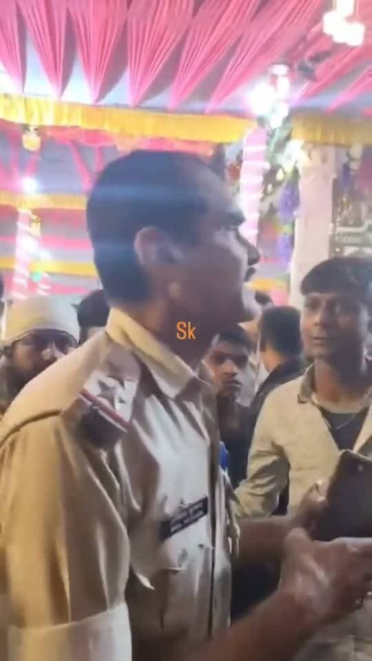 बेगूसराय के पान गाछी में देवी जागरण कार्यक्रम में डांस के दौरान पुलिस पदाधिकारी मंच पर पहुंच महिला डांसर पर उठाया हाथ, ग्रामीणों ने विरोध किया तो पुलिस पदाधिकारी ने हथियार निकाल कर गाली गलौज का धमकाने लगे, अब पूरे हो हंगामा का वीडियो वायरल हो रहा है। एसपी मनीष ने सदर डीएसपी प्रशांत कुमार के नेतृत्व में जांच के लिए टीम बनाई है