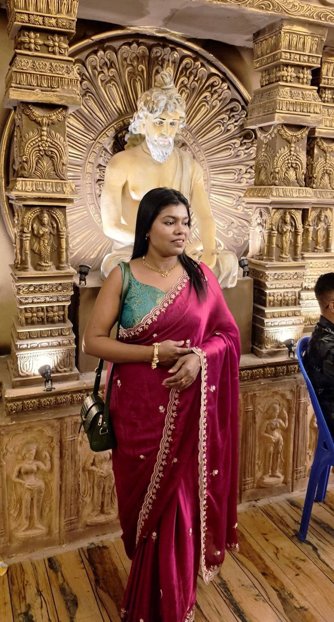 আমার গায়ের রঙের জন্য লাল রঙের শাড়ি চুড়িদার পড়িনি কোনোদিন, একটু ভয়ে ভয়েই কাল এই রংটা পড়ে ছিলাম কেমন লাগছে কে জানে।।