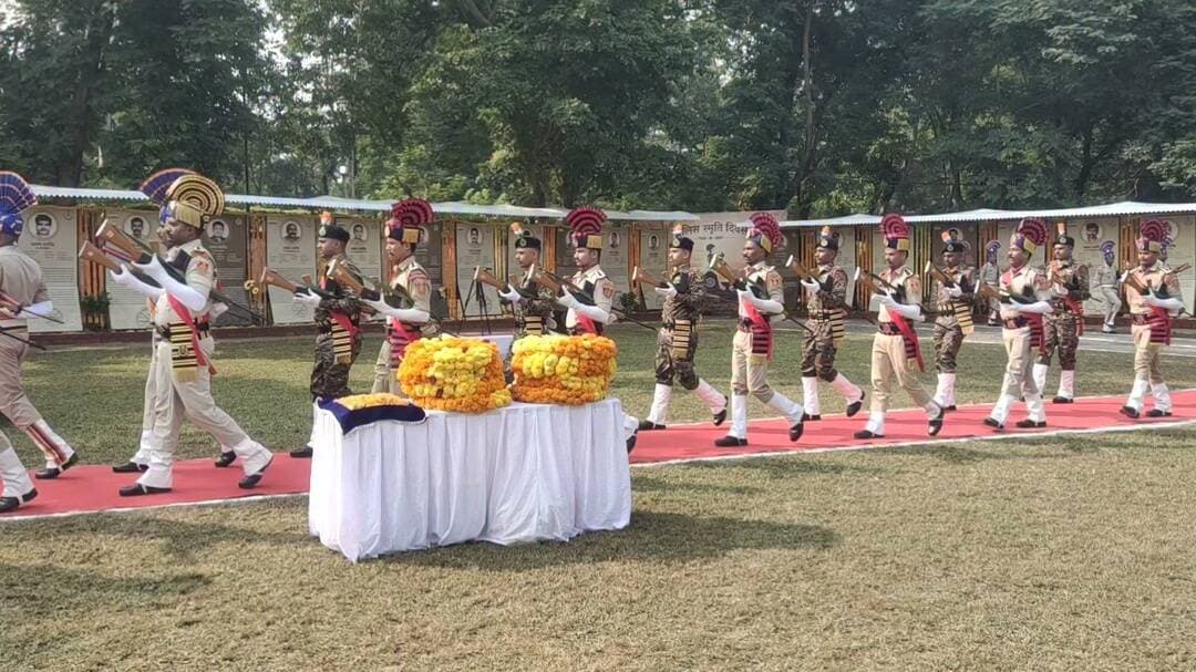 #बालाघाट
पुलिस स्मृति दिवस पर शहीद जवानों को दी गई श्रद्धांजलि
शहीद जवानों के परिजनों का शॉल-श्रीफल भेंट कर किया गया सम्मान
पुलिस स्मृति दिवस के अवसर पर 21 अक्टूबर को पुलिस लाइन बालाघाट में कार्यक्रम आयोजित कर कर्तव्य निर्वहन के दौरान शहीद हुए पुलिस एवं सुरक्षा बलों के जवानों को श्रद्धांजलि अर्पित की गई। पुलिस महानिरीक्षक श्री ललित कुमार शक्यवार के मुख्य आतिथ्य में आयोजित कार्यक्रम में शहीद जवानों के परिजनों को शॉल एवं श्रीफल भेंट कर सम्मानित किया गया।
कार्यक्रम में पुलिस अधीक्षक श्री आदित्य मिश्रा ने 01 सितंबर 2025 से 31 अगस्त 2026 तक की अवधि में देशभर में कर्तव्य निर्वहन के दौरान शहीद हुए पुलिस, सीआईएसएफ, सीआरपीएफ, सीमा सुरक्षा बल, भारत-तिब्बनत सीमा पुलिस बल के 154 जवानों की सूची का वाचन किया। इस दौरान उपस्थित जनप्रतिनिधियों, अधिकारियों एवं पुलिस जवानों ने शहीदों के बलिदान को याद करते हुए उन्हें श्रद्धांजलि अर्पित की।
कार्यक्रम में विधायक श्री मधु भगत, कलेक्टर श्री आदित्य सिंह, जिला एवं सत्र न्यायाधीश श्री प्राणेश कुमार प्राण, नगर पुलिस अधीक्षक श्री अभिषेक सिर्रा, अतिरिक्त पुलिस अधीक्षक श्री नीतेश भार्गव, नगर पालिका अध्यक्ष श्रीमती भारती सुरजीत सिंह ठाकुर, वनमंडलाधिकारी श्री नित्यानंदम एल, बैहर एसडीएम श्री अनिकेत शांडिल्य, बालाघाट एसडीएम श्री गोपाल सोनी, पूर्व विधायक डॉ. योगेन्द्र निर्मल, पूर्व नगरपालिका अध्यक्ष श्री रमेश रंगलानी, समाजसेवी श्री ऋषभदास वैद्य सहित अन्य गणमान्य नागरिक, अधिकारी एवं पुलिस जवान उपस्थित थे।
10 जवानों की शहादत की स्मृति में मनाया जाता है पुलिस स्मृति दिवस
उल्लेखनीय है कि 21 अक्टूबर 1959 को लद्दाख क्षेत्र में चीनी सैनिकों के हमले में केंद्रीय रिजर्व पुलिस बल के 10 जवान शहीद हो गए थे। इन वीर जवानों की शहादत की स्मृति में प्रतिवर्ष 21 अक्टूबर को पुलिस स्मृति दिवस मनाया जाता है। इस अवसर पर देशभर में पुलिस एवं विभिन्न सुरक्षा बलों के उन जवानों को श्रद्धांजलि दी जाती है, जिन्होंने देश की सुरक्षा और कर्तव्य निर्वहन के दौरान अपने प्राणों का बलिदान दिया। इस कार्यक्रम में पिछले एक वर्ष की अवधि में देश के विभिन्न क्षेत्रों में सेवा के दौरान शहीद हुए जवानों की सूची का वाचन किया जाता है।
#CMMadhyaPradesh #JansamparkMP #mohdept