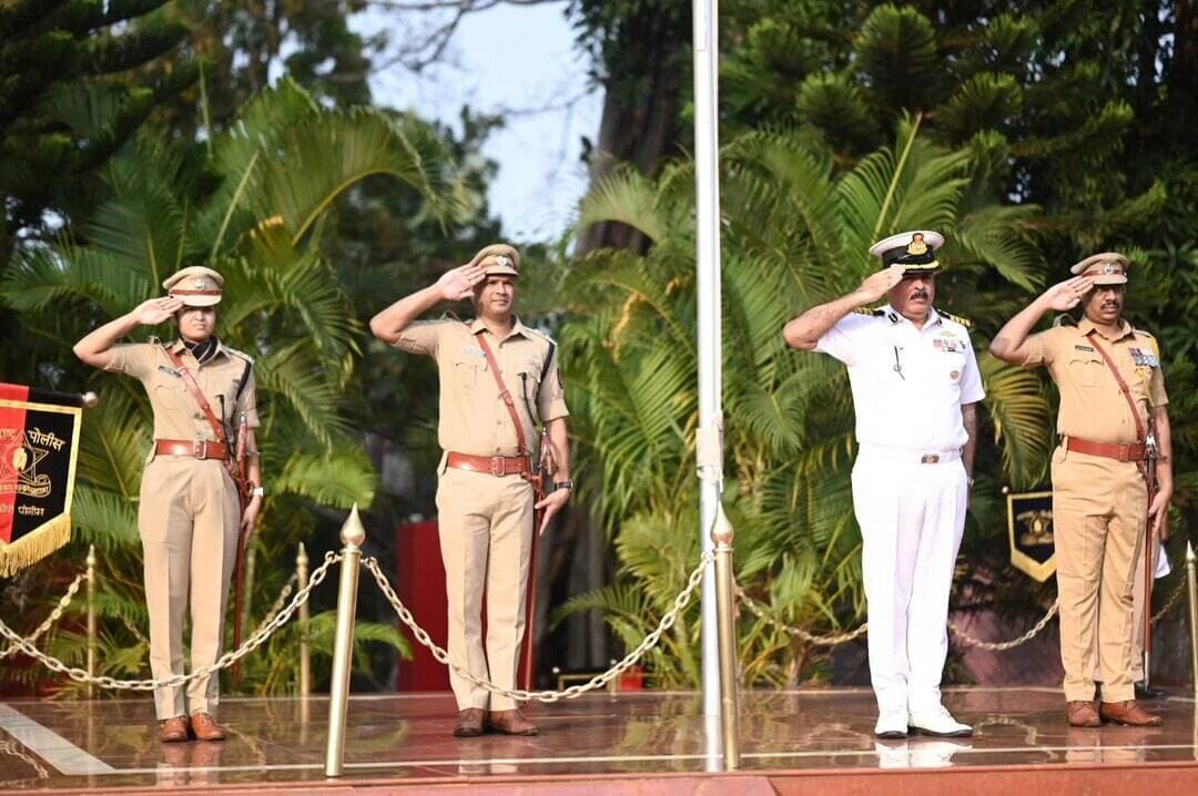 पोलीस स्मृतिदिनानिमित्त रत्नागिरी पोलीस दलातर्फे शूर पोलीसांना श्रद्धांजली
दिनांक २१ ऑक्टोबर २०२६ रोजी पोलीस कवायत मैदान, रत्नागिरी येथे पोलीस स्मृतिदिनानिमित्त कर्तव्य बजावताना देशासाठी प्राणांची आहुती देणाऱ्या शूर पोलीस अधिकारी व अंमलदारांना रत्नागिरी पोलीस दलातर्फे मानवंदना देऊन श्रद्धांजली अर्पण करण्यात आली.
यावेळी भारतीय तटरक्षक दलाचे कमांडंट श्री. शैलेश गुप्ता, मा. पोलीस अधीक्षक श्री. नितीन बगाटे (भा.पो.से.) , मा. अपर पोलीस अधीक्षक श्री. बी. बी. महामुनी तसेच उपस्थित पोलीस अधिकारी व अंमलदार यांनी शूर पोलीसांच्या स्मृतींना अभिवादन करून त्यांना श्रद्धांजली अर्पण केली.
CMO MAHARASHTRA Devendra Fadnavis Eknath Shinde - एकनाथ शिंदे Sunetra Pawar उदय सामंत Yogesh Ramdas Kadam महाराष्ट्र पोलीस | Maharashtra Police IGP Konkan Range Nitin Bagate IPS #salutetoheroes #ratnagiri #ratnagiripolice