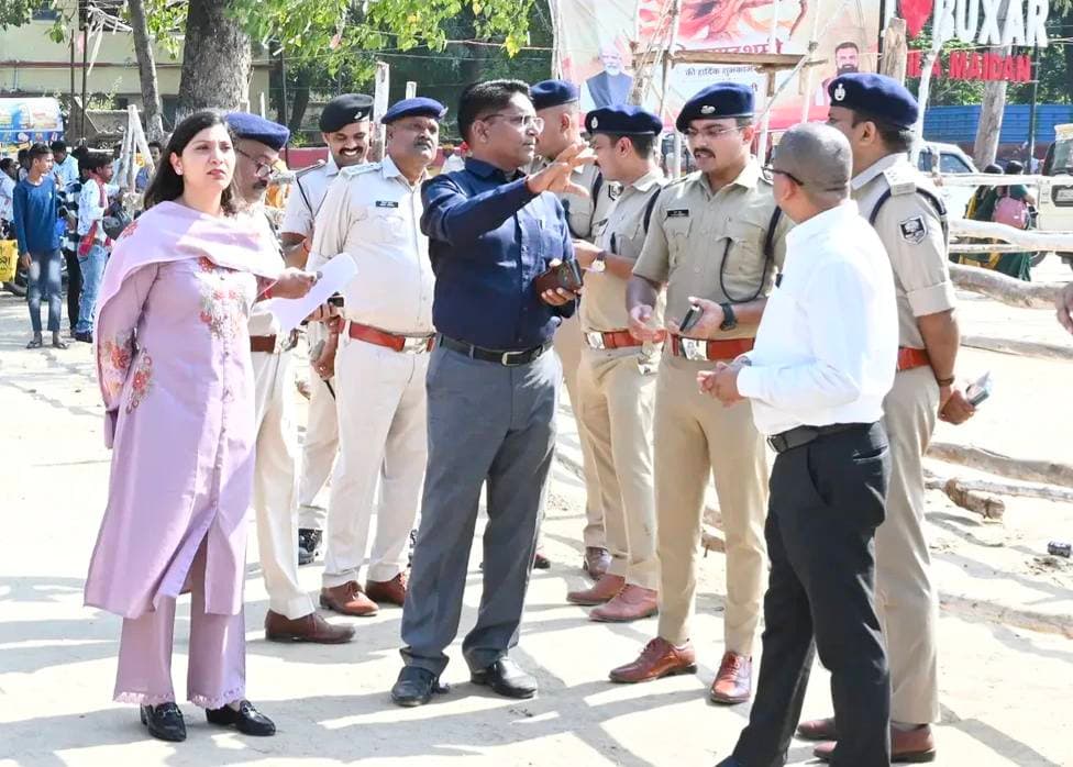 बुराई पर अच्छाई और अधर्म पर धर्म की विजय के प्रतीक विजयादशमी पर्व के अवसर पर किला मैदान, बक्सर में रावण वध कार्यक्रम का सफलता पूर्वक आयोजन किया गया। जिला प्रशासन, बक्सर की ओर से सभी जिलावासियों को विजयादशमी की हार्दिक शुभकामनाएँ।
@top fans Information & Public Relations Department, Government of Bihar Buxar Administration CMO Bihar Buxar Police Samrat Choudhary जिला प्रशासन बक्सर