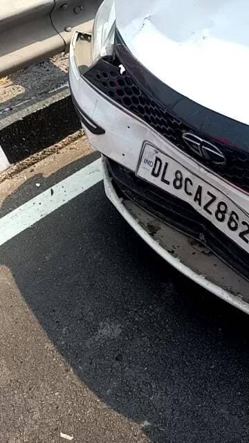 बडकल फ्लाईओवर के पास दो गाड़ियों में हुई टक्कर दोनों गाड़ियां क्षतिग्रस्त