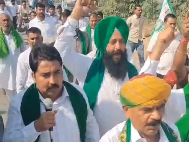 बिजली के निजीकरण के विरोध में आज भारतीय किसान यूनियन के प्रदेशाध्यक्ष चौधरी रतनमान जी के निर्देशानुसार SDM कार्यालय रादौर में रोष प्रदर्शन किया और आदेशो की प्रतियाँ जलायी।