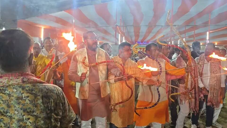 आरा:- विजयादशमी पर आरा के रमना मैदान में रावण दहन, गूंजा - बुराई पर अच्छाई की जीत का जयकारा
"जय श्री राम" के नारों से गूंज उठा आरा