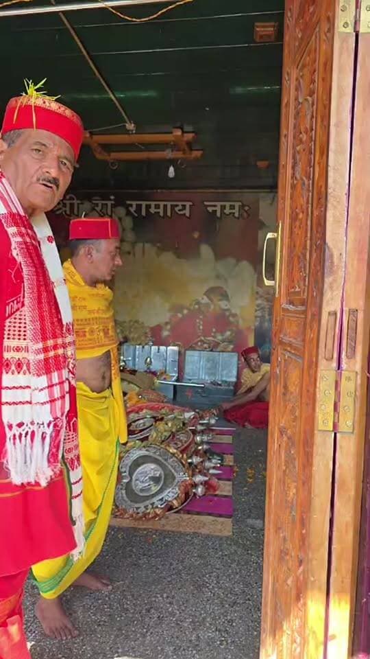 रघुनाथ मंदिर में इस समय हो रही शस्त्र पूजा जिसमें की उपस्थिति प्रथम सेवक का महेश्वर सिंह जी मौजूद