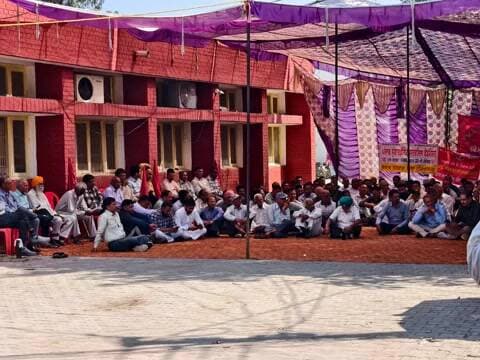 ਮੁਕੇਰੀਆਂ: ਤਲਵਾੜਾ: ਪੁਰਾਣੀ ਪੈਨਸ਼ਨ ਦੀ ਮੰਗ ਨੂੰ ਲੈ ਕੇ ਮੁਲਾਜ਼ਮਾਂ ਤੇ ਪੈਨਸ਼ਨਰਾਂ ਦਾ ਰੋਸ ਮਾਰਚ