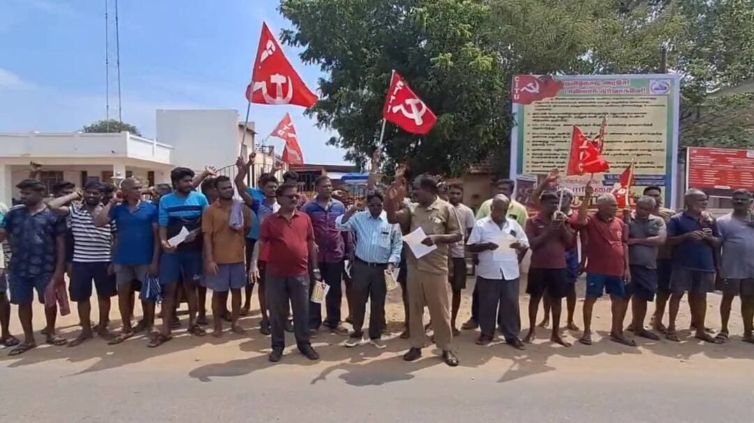 பெரம்பலூர்: 10 அம்ச கோரிக்கைகளை வலியுறுத்தி டாஸ்மாக் தொழிலாளர்கள் ஆர்ப்பாட்டம்