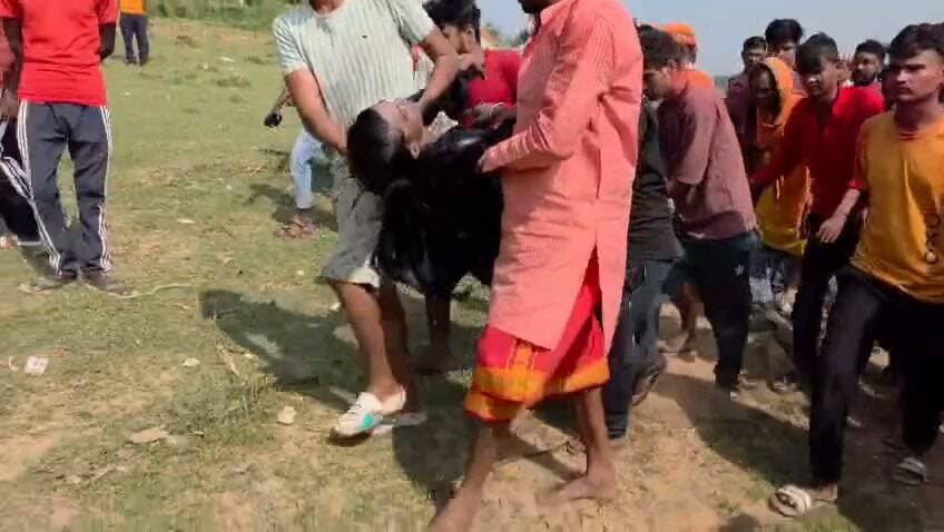 कौंधियारा के पटपर टोंस नदी में हादसा, मूर्ति विसर्जन के दौरान डूबने से चाचा-भतीजे की मौत
कौंधियारा / प्रयागराज। कौंधियारा थाना क्षेत्र के देवरा पाटलेश्वर घाट पर मंगलवार को मूर्ति विसर्जन के दौरान बड़ा हादसा हो गया।
टोंस नदी में विसर्जन के लिए गए दो युवक गहरे पानी में डूब गए, जिससे दोनों की मौत हो गई। मृतक चाचा-भतीजा बताए जा रहे हैं। काफी मशक्कत के बाद गोताखोरों ने दोनों को बाहर निकाला, लेकिन सीएचसी कौंधियारा में डॉक्टरों ने मृत घोषित कर दिया।
मृतकों की पहचान: राहुल कुमार पाण्डेय (20 वर्ष) पुत्र कृष्ण कुमार पाण्डेय और अमित पाण्डेय (22 वर्ष) पुत्र राजित राम पाण्डेय, निवासी दीवान का पूरा देवरा।
हादसे के बाद घाट पर ग्रामीणों की भारी भीड़ जुट गई। ग्रामीणों ने सुरक्षा व्यवस्था को लेकर पुलिस-प्रशासन पर लापरवाही का आरोप लगाया और नाराजगी जताई। लोगों का कहना है कि घाट पर न तो चेतावनी बोर्ड है और न ही गोताखोरों की तैनाती की गई थी।
वहीं थाना प्रभारी कौंधियारा अनिल कुमार पाण्डेय ने बताया कि टोंस नदी में विसर्जन को लेकर पहले ही चेतावनी दी गई थी, इसके बावजूद परिवार बिना बताए विसर्जन करने चला गया। शवों को पोस्टमार्टम के लिए भेजा गया है।
#ViralNewsUpdate