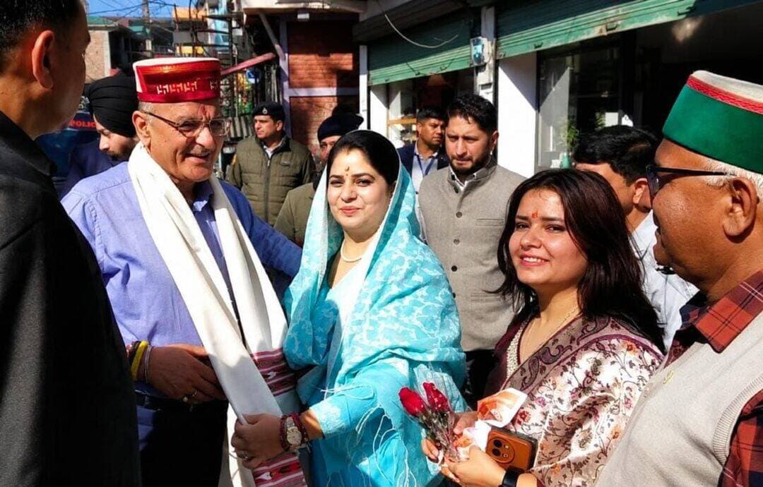 राज्यपाल कविंदर गुप्ता का जोगिंद्रनगर पहुंचने पर मेघना ठाकुर ने किया स्वागत, शॉल और हिमाचली टोपी पहनाकर किया सम्मानित