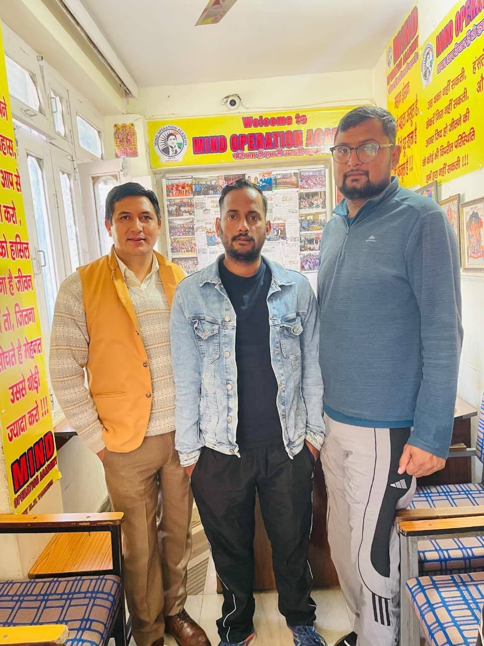माइंड ऑपरेशन अकादमी के अक्षय और मोनिका का CBSE JBT में चयन, निदेशक रामप्रकाश ठाकुर ने दी बधाई
उमेश कुमार/जोगिंदर नगर।
माइंड ऑपरेशन अकादमी के विद्यार्थियों अक्षय और मोनिका ने CBSE JBT में चयनित होकर अकादमी का नाम रोशन किया है। दोनों विद्यार्थियों की इस उपलब्धि को उनकी कड़ी मेहनत, लगन, अनुशासन और उचित मार्गदर्शन का परिणाम माना जा रहा है। उनकी सफलता से अकादमी के समस्त स्टाफ और विद्यार्थियों में खुशी का माहौल है।
इस अवसर पर अकादमी के निदेशक रामप्रकाश ठाकुर ने अक्षय और मोनिका को बधाई देते हुए उनके उज्ज्वल भविष्य की कामना की। उन्होंने कहा कि अकादमी विद्यार्थियों को उनके लक्ष्य तक पहुंचाने के साथ-साथ उनके सर्वांगीण विकास के लिए भी निरंतर प्रयासरत है।
रामप्रकाश ठाकुर ने कहा कि माइंड ऑपरेशन अकादमी में पढ़ाई के साथ विद्यार्थियों के मानसिक विकास, सकारात्मक सोच और अच्छे संस्कारों पर विशेष ध्यान दिया जाता है। इसके लिए अकादमी में नियमित रूप से मेडिटेशन करवाया जाता है, ताकि विद्यार्थियों में एकाग्रता, आत्मविश्वास और मानसिक शांति विकसित हो सके।
उन्होंने कहा कि शिक्षा का उद्देश्य केवल अच्छे अंक प्राप्त करना या डिग्री हासिल करना नहीं, बल्कि एक अच्छा इंसान बनना भी है। माता-पिता को बच्चों से केवल अच्छे अंक लाने की अपेक्षा रखने के बजाय उनके संस्कारों को बेहतर बनाने पर भी ध्यान देना चाहिए। वहीं, शिक्षकों की जिम्मेदारी केवल विद्यार्थियों को टॉपर बनाना नहीं, बल्कि उन्हें सही और गलत के बीच अंतर समझाना तथा एक जिम्मेदार नागरिक बनाना भी है।
उन्होंने कहा कि अच्छे अंक और डिग्रियां रोजगार प्राप्त करने में सहायक हो सकती हैं, लेकिन समाज में सच्चा सम्मान अच्छे संस्कारों, बेहतर व्यवहार और मजबूत चरित्र से मिलता है। यदि बच्चों को बचपन से ही अनुशासन, संवेदनशीलता, सकारात्मक विचार और दूसरों का सम्मान करने की शिक्षा दी जाए, तो वे जीवन में सफलता प्राप्त करने के साथ समाज के लिए भी बेहतर नागरिक साबित होंगे।
निदेशक ने कहा कि माइंड ऑपरेशन अकादमी का उद्देश्य विद्यार्थियों को प्रतियोगी परीक्षाओं में सफलता दिलाने तक सीमित नहीं है, बल्कि उनके विचारों, व्यवहार और व्यक्तित्व को सकारात्मक दिशा देना भी है। अकादमी शिक्षा के साथ मेडिटेशन, संस्कारों और जीवन-मूल्यों को महत्व देते हुए विद्यार्थियों के उज्ज्वल भविष्य के निर्माण के लिए निरंतर कार्य कर रही है।
अंत में निदेशक रामप्रकाश ठाकुर और अकादमी के समस्त स्टाफ ने अक्षय एवं मोनिका को उनकी सफलता पर शुभकामनाएं देते हुए विश्वास जताया कि दोनों विद्यार्थी भविष्य में भी अपनी मेहनत, लगन और अच्छे संस्कारों के बल पर नई ऊंचाइयां हासिल करेंगे।