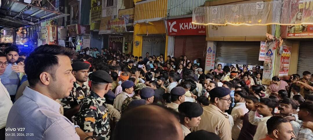 दशहरा पर्व पर विधि-व्यवस्था एवं भीड़ प्रबंधन को लेकर जिला पदाधिकारी एवं पुलिस अधीक्षक द्वारा भभुआ नगर क्षेत्र का स्थलीय निरीक्षण
दशहरा पर्व के पावन अवसर पर शांति, विधि-व्यवस्था और सुचारू भीड़ प्रबंधन (Crowd Management) सुनिश्चित करने के उद्देश्य से जिला पदाधिकारी एवं पुलिस अधीक्षक द्वारा देर रात भभुआ नगर क्षेत्र का व्यापक भ्रमण कर सुरक्षा व्यवस्था का जायजा लिया गया।
निरीक्षण की मुख्य बातें:
नियंत्रण कक्ष का निरीक्षण: वरीय अधिकारियों ने एकता चौक स्थित मुख्य नियंत्रण कक्ष (Control Room) का औचक निरीक्षण किया और वहां प्रतिनियुक्त कर्मियों को सतर्कता के साथ लगातार निगरानी बनाए रखने के निर्देश दिए।
श्रद्धालुओं के रूट का स्थलीय मुआयना: एकता चौक से सी.ओ. चौक होते हुए सब्जी मंडी तक श्रद्धालुओं के आवागमन के लिए निर्धारित मार्गों का पैदल भ्रमण किया गया, ताकि भीड़ के मूवमेंट (Crowd Flow) का प्रत्यक्ष आकलन कर किसी भी प्रकार के अवरोध से बचा जा सके।
ड्रॉप गेट्स एवं ट्रैफिक प्रबंधन: शहर में यातायात व्यवस्था सुगम बनाए रखने के लिए विभिन्न प्रवेश मार्गों पर बनाए गए सभी ड्रॉप गेट्स (Drop Gates) की कार्यप्रणाली परखी गई तथा सुचारू रूट डायवर्जन बनाए रखने के निर्देश दिए गए।
प्रतिनियुक्त बल एवं दंडाधिकारियों की जांच: भ्रमण के दौरान संवेदनशील एवं प्रमुख स्थानों पर तैनात दंडाधिकारियों (Deputed Magistrates) एवं पुलिस बल की उपस्थिति तथा उनकी मुस्तैदी की गहन जांच की गई।
जिला प्रशासन कैमूर (भभुआ) सभी नागरिकों एवं श्रद्धालुओं की सुरक्षा और सहूलियत के लिए 24x7 तत्पर है।
#Dussehra2026 #kaimurdm #kaimur #LawAndOrder #CrowdManagement #PublicSafety #samratchoudhary #CMSamrat
Information & Public Relations Department, Government of Bihar