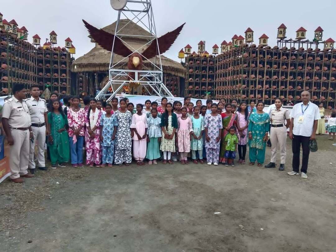 সরকারি বাসে পুজো পরিক্রমা, খুদে পড়ুয়াদের মুখে হাসি ফোটাল বাঁকুড়া জেলা পুলিশ ও শালতোড়া থানা।
পুজো মানেই আনন্দ, পুজো মানেই নতুন জামাকাপড়, আর পুজো মানেই রঙিন আলোর মাঝে প্রিয়জনদের সঙ্গে ঠাকুর দেখার এক অনাবিল আনন্দ। কিন্তু অনেক সময় ইচ্ছা থাকলেও সকলের পক্ষে বড় বড় পুজো মণ্ডপ ঘুরে দেখা সম্ভব হয় না। বিশেষ করে ছোট ছোট ছেলেমেয়েদের কাছে সেই আনন্দ যেন অধরাই থেকে যায়।
আর সেই খুদে পড়ুয়াদের মুখে হাসি ফোটাতেই এবার এক মানবিক উদ্যোগ গ্রহণ করল বাঁকুড়া জেলা পুলিশ। আর সেই উদ্যোগকে সুন্দরভাবে বাস্তবায়িত করল শালতোড়া থানা।
বাঁকুড়া জেলার শালতোড়ায় দেখা গেল এক অন্যরকম ছবি। সরকারি বাসে করে এলাকার বিভিন্ন পাড়া থেকে খুদে ছেলেমেয়েদের নিয়ে যাওয়া হল বাঁকুড়ার বড় বড় দুর্গাপুজো মণ্ডপ পরিদর্শনে। চোখের সামনে রঙিন আলোকসজ্জা, মণ্ডপের বাহারি সাজসজ্জা আর দেবী দুর্গার প্রতিমা—সব মিলিয়ে খুদে পড়ুয়াদের কাছে এই পুজো পরিক্রমা হয়ে উঠল এক আনন্দময় অভিজ্ঞতা।
বাসে চেপে একের পর এক পুজো মণ্ডপ ঘুরে দেখার সুযোগ পেয়ে স্বাভাবিকভাবেই খুশি ছোট ছোট পড়ুয়ারা। তাদের কাছে এই দিনটি শুধু ঠাকুর দেখার দিন নয়, বরং আনন্দ, উৎসাহ আর নতুন অভিজ্ঞতায় ভরে ওঠার এক বিশেষ মুহূর্ত।
তবে এই উদ্যোগের গুরুত্ব শুধুমাত্র পুজো পরিক্রমার মধ্যেই সীমাবদ্ধ নয়। শিশুদের আনন্দের অংশীদার হওয়া, তাদের সঙ্গে আনন্দ ভাগ করে নেওয়া এবং সমাজের প্রতিটি স্তরের মানুষের পাশে দাঁড়ানোর যে বার্তা এই উদ্যোগের মধ্য দিয়ে উঠে এল, তা নিঃসন্দেহে প্রশংসনীয়।
আমরা সাধারণত পুলিশকে দেখি আইনশৃঙ্খলা রক্ষা করতে, অপরাধ দমন করতে কিংবা মানুষের নিরাপত্তা নিশ্চিত করতে। কিন্তু তার পাশাপাশি পুলিশ যে মানুষের সুখ-দুঃখের সঙ্গী হতে পারে, ছোটদের আনন্দের মুহূর্তে তাদের পাশে দাঁড়াতে পারে, এই উদ্যোগ যেন সেই কথাই আরও একবার মনে করিয়ে দিল।
বাঁকুড়া জেলা পুলিশের পরিকল্পনা এবং শালতোড়া থানার এই উদ্যোগ প্রমাণ করে, মানুষের সঙ্গে পুলিশের সম্পর্ক শুধু দায়িত্ব আর কর্তব্যের মধ্যে সীমাবদ্ধ নয়। এই সম্পর্কের মধ্যে রয়েছে ভালোবাসা, সহমর্মিতা এবং সামাজিক দায়বদ্ধতাও।
খুদে পড়ুয়াদের মুখে হাসি ফোটানোর এই প্রয়াস নিঃসন্দেহে একটি সুন্দর মানবিক উদ্যোগ। এমন উদ্যোগ আগামী দিনেও সমাজের মানুষের সঙ্গে পুলিশ-প্রশাসনের সম্পর্ককে আরও দৃঢ় করবে, এমনটাই আশা।
সবশেষে বলা যায়, উৎসবের আনন্দ তখনই সার্থক হয়ে ওঠে, যখন সেই আনন্দ পৌঁছে যায় সকলের কাছে। আর সেই আনন্দকে খুদে পড়ুয়াদের সঙ্গে ভাগ করে নেওয়ার এই উদ্যোগ সত্যিই প্রশংসার দাবি রাখে।
বাঁকুড়া জেলা পুলিশ ও শালতোড়া থানার এই মানবিক উদ্যোগকে জানাই আন্তরিক অভিনন্দন।
মানবিক পুলিশ, মানুষের পাশে—এই বার্তাই আরও একবার উঠে এল শালতোড়ার এই বিশেষ উদ্যোগের মধ্য দিয়ে।
বাঁকুড়া লোকাল নিউজ।