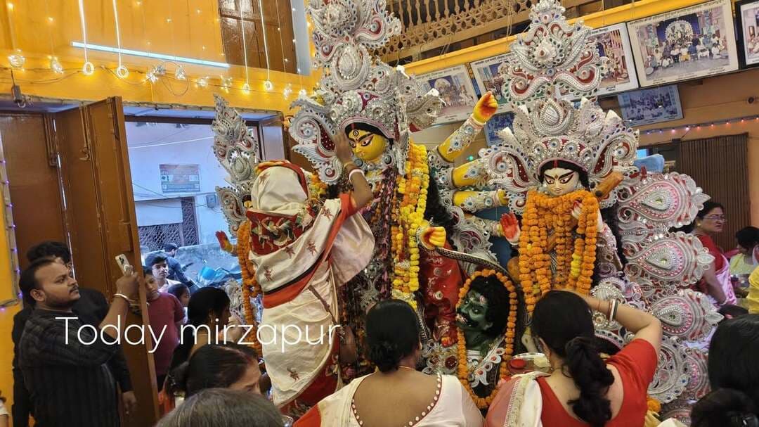 मिर्जापुर: सुंदर घाट हरि सभा में मां दुर्गा को अश्रुपूरित विदाई, सिंदूर खेला के बाद निकली विसर्जन यात्रा!
मिर्जापुर के सुंदर घाट स्थित हरि सभा में मां दुर्गा की विदाई के दौरान माहौल भावुक हो गया। विसर्जन से पहले महिलाओं ने पारंपरिक सिंदूर खेला की रस्म निभाई। इसके बाद भक्तगण मां की प्रतिमा को विसर्जन के लिए लेकर निकले।
देखिए मां दुर्गा की विदाई, सिंदूर खेला और विसर्जन यात्रा के भावुक पल—सभी तस्वीरें सिर्फ Today Mirzapur News चैनल पर।
मां दुर्गा अगले वर्ष फिर जल्दी आइए!
#DurgaVisarjan #SindoorKhela #SundarGhat #MirzapurNews #TodayMirzapur #मांदुर्गा #दुर्गाविसर्जन #मिर्जापुर