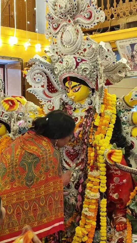 मिर्जापुर: सुंदर घाट हरि सभा में मां दुर्गा को दी अश्रुपूरित विदाई, उससे पहले महिलाओं ने खेला सिंदूर खेला, देखें भावुक पल
#DurgaVisarjan #SindoorKhela #SundarGhat #MirzapurNews #TodayMirzapur