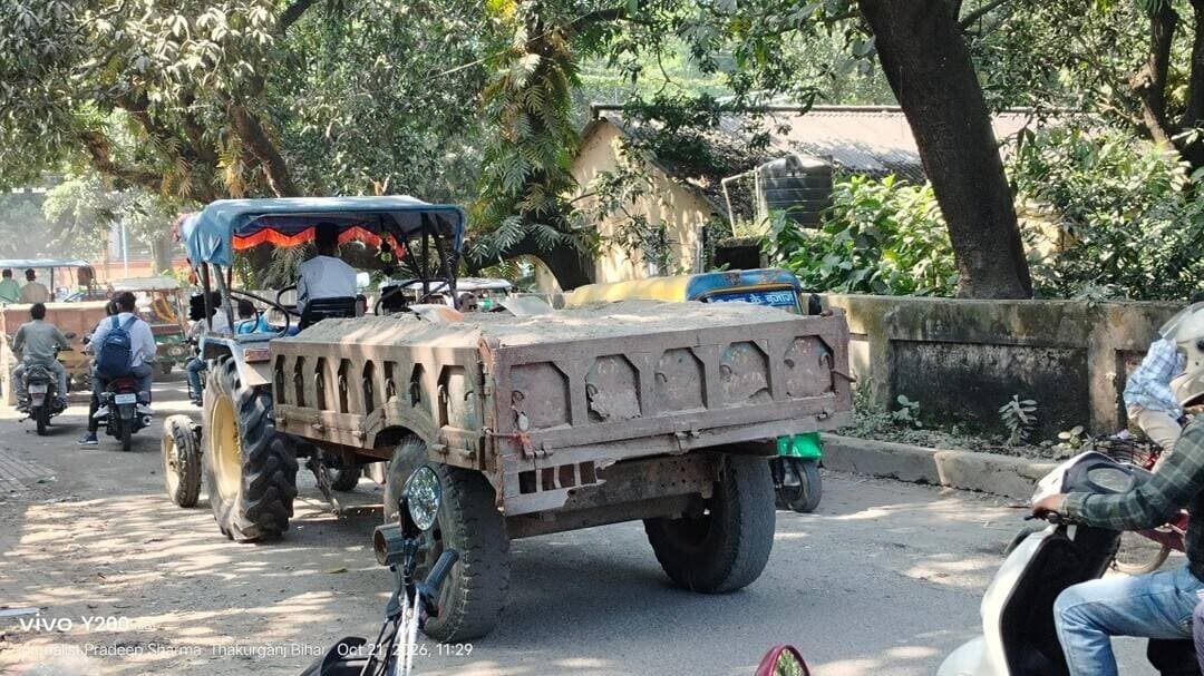 ठाकुरगंज नगर में बालू उड़ता बिना ढका ट्रैक्टर, प्रशासन बेखबर