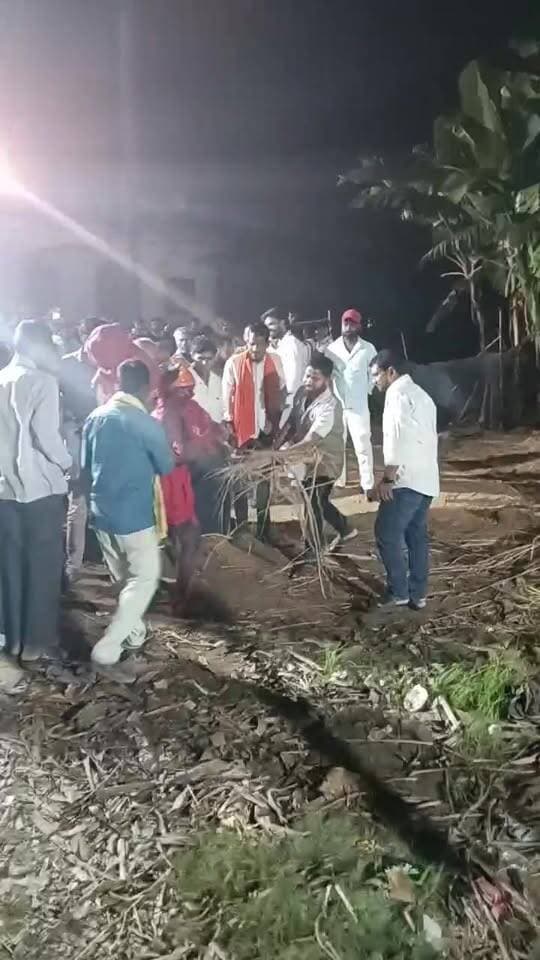 हाजीपुर गंगा ब्रिजथाना क्षेत्र अंतर्गत मांगुराही गांव में बुराई पर अच्छाई की जीत का प्रतीक रावण दहन कार्यक्रम
#RavanDahan #रावणदहन #मांगुराहीगांव #गंगाब्रिजथाना #हाजीपुर #वैशाली #दशहरा #विजयादशमी #बुराईपरअच्छाईकीजीत #सनातनसंस्कृति #दशहरामहोत्सव #बिहारन्यूज #VaishaliNews #HajipurNews #YoungIndiaNews #यंगइंडियान्यूज़