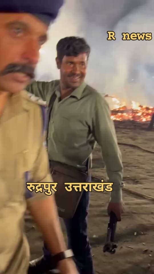 🚨 रुद्रपुर में रावण दहन के बाद दिखा अलग नज़ारा, लकड़ियां लूटने उमड़ी भीड़!
रावण दहन के बाद पुलिस को करनी पड़ी कड़ी मशक्कत, कई लोगों पर चली पुलिस की लाठी
📍 रुद्रपुर, ऊधम सिंह नगर।
रावण दहन के बाद रुद्रपुर में एक अलग ही नज़ारा देखने को मिला। जैसे ही रावण का पुतला जलकर समाप्त हुआ, वहां मौजूद कई लोग जली हुई लकड़ियां उठाकर ले जाते नजर आए। इस दौरान लकड़ियां ले जाने के लिए लोगों की भीड़ उमड़ पड़ी, जिससे मौके पर अफरा-तफरी का माहौल बन गया।
भीड़ को नियंत्रित करने और व्यवस्था बनाए रखने के लिए पुलिसकर्मियों को काफी मशक्कत करनी पड़ी। स्थिति को संभालने के लिए पुलिस लगातार मुस्तैद रही। इस दौरान कुछ लोगों पर पुलिस की लाठी चलने की भी जानकारी सामने आई।
रावण दहन के बाद का यह नज़ारा अब चर्चा का विषय बना हुआ है।
📹 देखिए रुद्रपुर में रावण दहन के बाद का पूरा नज़ारा!
#Rudrapur #UttarakhandPolice #UttarakhandNews #RavanDahan #Dussehra #ViralReels #Uttarakhand #BreakingNews #RNewsUttarakhand