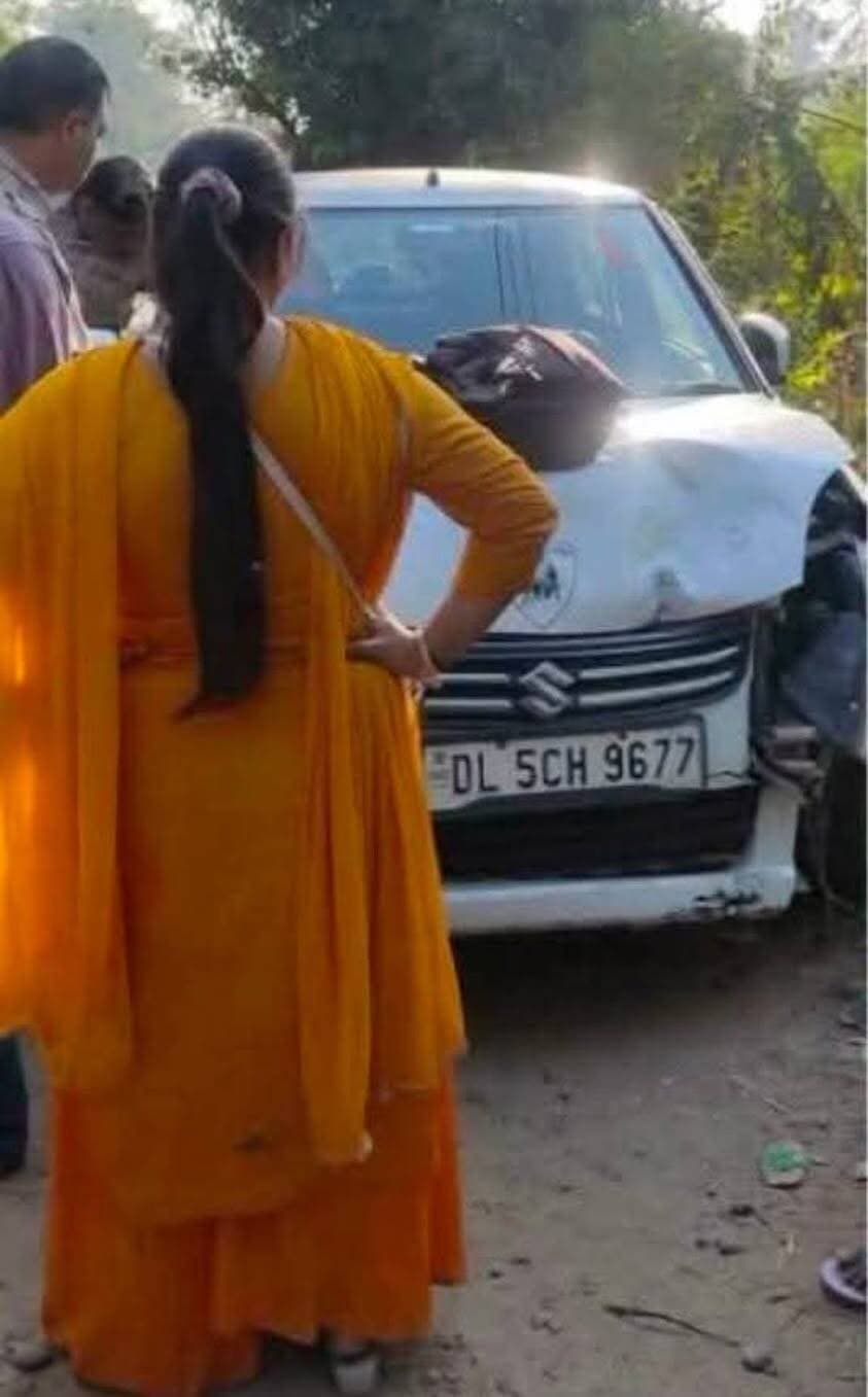 हिमाचल प्रदेश के जिला बिलासपुर में बरठीं के खरोटा के पास कार और बाइक के बीच जोरदार टक्कर होने का मामला सामने आया है। हादसे के समय बाइक पर दो व्यक्ति सवार थे, जिनमें से एक गंभीर रूप से घायल हो गया। जानकारी के अनुसार, घायल को पहले बरठीं अस्पताल में प्राथमिक उपचार दिया गया। इसके बाद उसे बेहतर उपचार के लिए एम्स अस्पताल बिलासपुर रेफर कर दिया गया। फिलहाल, मिली जानकारी के अनुसार घायल की स्थिति स्थिर बताई जा रही है।
#Bilaspur #Barthin #HimachalPradesh #HimachalNews #RoadAccident #BreakingNews
