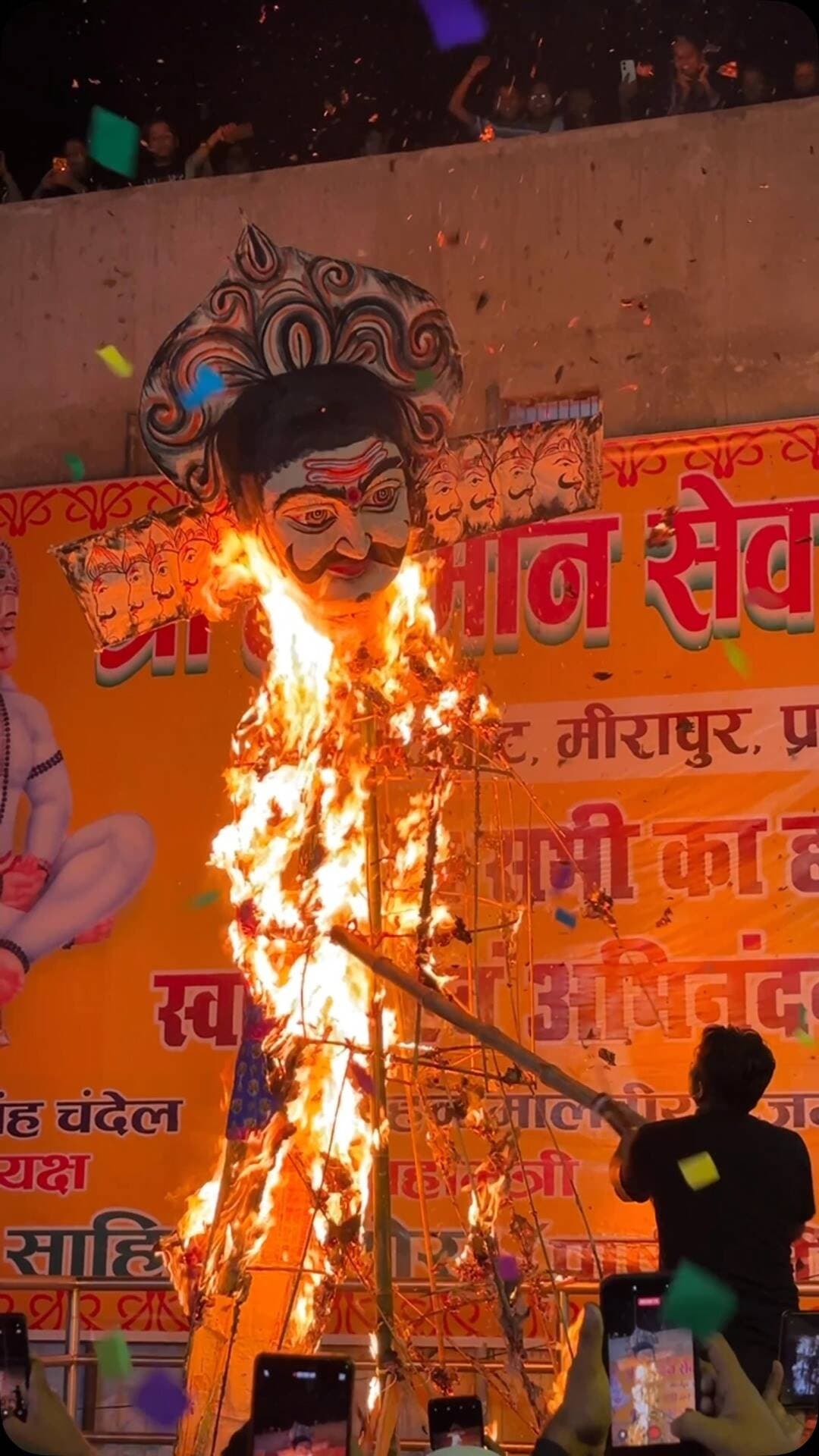 बरगद घाट पर आयोजित रावण दहन कार्यक्रम में प्रयाग उत्थान समिति के अध्यक्ष डॉ. उदय प्रताप सिंह जी ने सहभागिता की। 🚩🙏
यह आयोजन असत्य पर सत्य और अधर्म पर धर्म की विजय का प्रतीक है, जो हमें सदैव सत्य और सदाचार के मार्ग पर चलने की प्रेरणा देता है।
जय श्री राम! 🚩🔥
#DrUdayPratapSingh #RavanDahan #prayagraj #jaishreeram