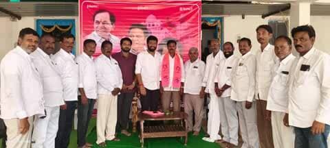 అదిలాబాద్ అర్బన్: బీఆర్ఎస్ పార్టీలోకి తిరిగి చేరిన షేర్ల పొచ్చన్న: ఎమ్మెల్యే అనిల్ జాదవ్ స్వాగతం