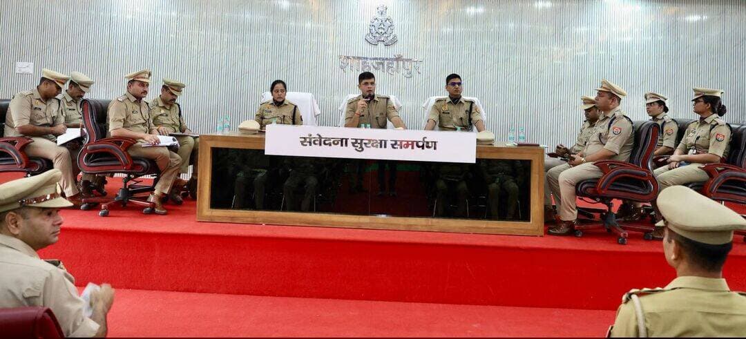 <nis:link nis:type=tag nis:id=sp_शाहजहाँपुर nis:value=SP_शाहजहाँपुर nis:enabled=true nis:link/> द्वारा <nis:link nis:type=tag nis:id=spra nis:value=SPRA nis:enabled=true nis:link/> व <nis:link nis:type=tag nis:id=sp_city nis:value=SP_City nis:enabled=true nis:link/> के साथ आगामी उत्तर प्रदेश विधान परिषद के बरेली-मुरादाबाद खण्ड शिक्षक निर्वाचन-2026 को सकुशल,निष्पक्ष एवं शांतिपूर्ण ढंग से सम्पन्न कराने के दृष्टिगत रिजर्व पुलिस लाइन में पुलिस अधिकारियों एवं कर्मचारियों की ब्रीफिंग कर आवश्यक दिशा-निर्देश दिए गए।