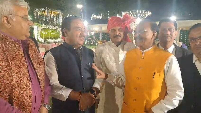 शादी समारोह में मिले हरक सिंह रावत और रमेश पोखरियाल निशंक, श्रीकोट-श्रीनगर की गलियों में स्कूटर पर घूमने के पुराने दिन किए याद