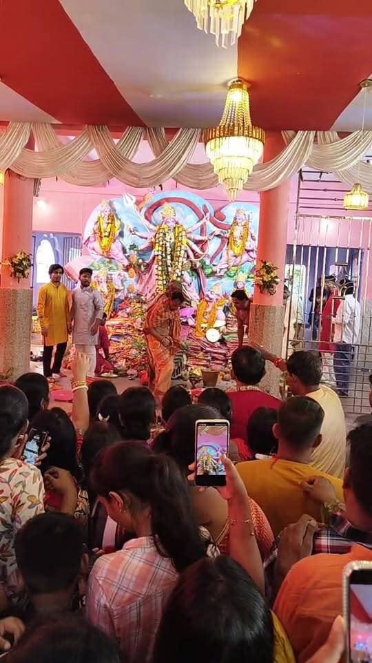 चक्रधरपुर पुराना बस्ती, आदि दुर्गा पूजा पंडाल... विजय दसमी की भीड़
#chakradharpur #durgapuja #Dasami #jharkhandParaMedicalCOllege