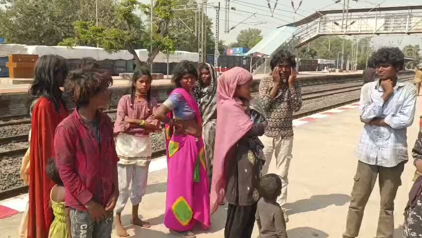 उमरिया .
चंदिया रेलवे स्टेशन पर दर्दनाक हादसा, मालगाड़ी की चपेट में आने से पति-पत्नी की मौत,
उमरिया जिले के चंदिया रेलवे स्टेशन के पास एक दर्दनाक हादसे में पति-पत्नी की मौत हो गई बताया जा रहा है कि दोनों रेलवे लाइन पार कर रहे थे, तभी मालगाड़ी की चपेट में आ गए हादसे में दोनों की जान चली गई घटना के बाद परिवार में मातम पसरा हुआ है सूचना मिलते ही रेलवे पुलिस मौके पर पहुंची और मामले में आवश्यक कार्रवाई शुरू की।
उमरिया जिले के चंदिया रेलवे स्टेशन के पास बीती रात एक दर्दनाक हादसा सामने आया, जहां मालगाड़ी की चपेट में आने से पति-पत्नी की मौत हो गई।जानकारी के मुताबिक, चंदिया के मऊहार टोला, वार्ड क्रमांक 10 निवासी करण शाह , उम्र 30 वर्ष, और उनकी पत्नी नैना बी , उम्र 25 वर्ष, बीती रात करीब 10 बजे रेलवे लाइन पार कर रहे थे। इसी दौरान दोनों मालगाड़ी की चपेट में आ गए, हादसा इतना गंभीर था कि दोनों की मौके पर ही मौत हो गई।
घटना की सूचना मिलने के बाद रेलवे पुलिस मौके पर पहुंची और आवश्यक कार्रवाई शुरू की। हादसा किन परिस्थितियों में हुआ, इसकी जानकारी जुटाई जा रही है हादसे में पति-पत्नी की मौत से परिजनों पर दुखों का पहाड़ टूट पड़ा है जिस परिवार में साथ मिलकर जीवन बिताने के सपने थे, वहां अब मातम पसरा है। इस हृदयविदारक घटना से पूरे इलाके में शोक का माहौल है।