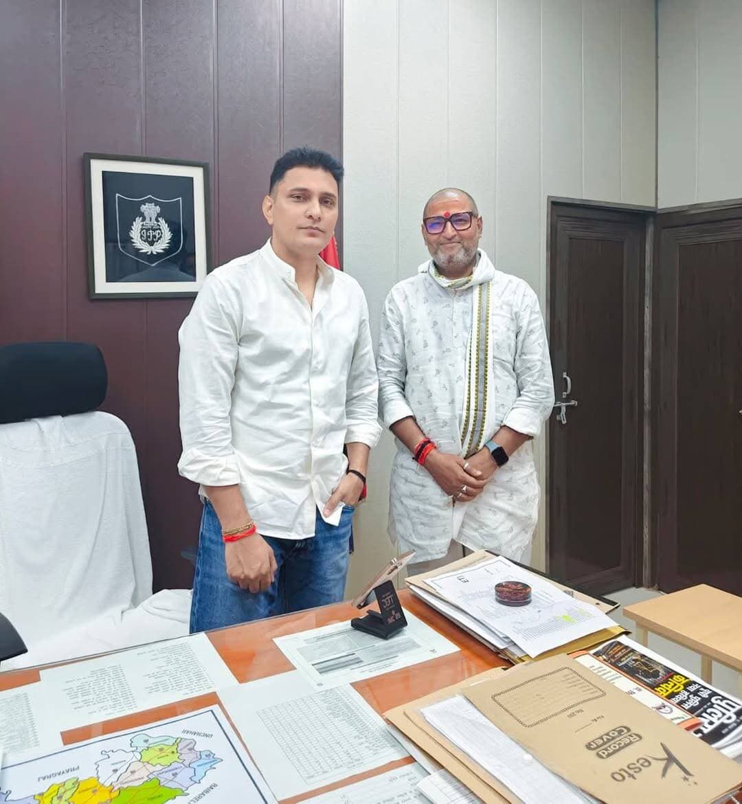 प्रतापगढ़ के पुलिस अधीक्षक श्री दीपक भूकर जी से शिष्टाचार भेंट।
जनपद प्रतापगढ़ के पुलिस अधीक्षक श्री दीपक भूकर जी से शिष्टाचार भेंट करने का अवसर प्राप्त हुआ। इस दौरान सौहार्दपूर्ण वातावरण में विभिन्न विषयों पर चर्चा हुई।
जनपद की कानून-व्यवस्था, जनसुरक्षा एवं आमजन के प्रति पुलिस की जिम्मेदारियों के निर्वहन में उनकी भूमिका सराहनीय है।
सादर आभार एवं शुभकामनाएँ।
— अजय ओझा
अधिवक्ता / पत्रकार
जिला अध्यक्ष, भारतीय राष्ट्रीय पत्रकार महासंघ, प्रतापगढ़
<nis:link nis:type=tag nis:id=प्रतापगढ़ nis:value=प्रतापगढ़ nis:enabled=true nis:link/> <nis:link nis:type=tag nis:id=दीपकभूकर nis:value=दीपकभूकर nis:enabled=true nis:link/> <nis:link nis:type=tag nis:id=शिष्टाचारभेंट nis:value=शिष्टाचारभेंट nis:enabled=true nis:link/> <nis:link nis:type=tag nis:id=जनसेवा nis:value=जनसेवा nis:enabled=true nis:link/> <nis:link nis:type=tag nis:id=pratapgarhpolice nis:value=PratapgarhPolice nis:enabled=true nis:link/>
<nis:link nis:type=tag nis:id=रानीगंज_की_हलचल_और_खबर_बेबाक nis:value=रानीगंज_की_हलचल_और_खबर_बेबाक nis:enabled=true nis:link/>