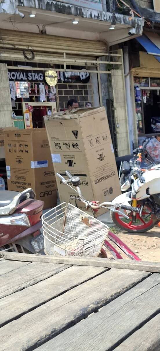 शराब के शौकीन लोगो का आज बल्लेबल्ले,
दुर्गा पूजा विसर्जन के दिन खुले है WINE shop