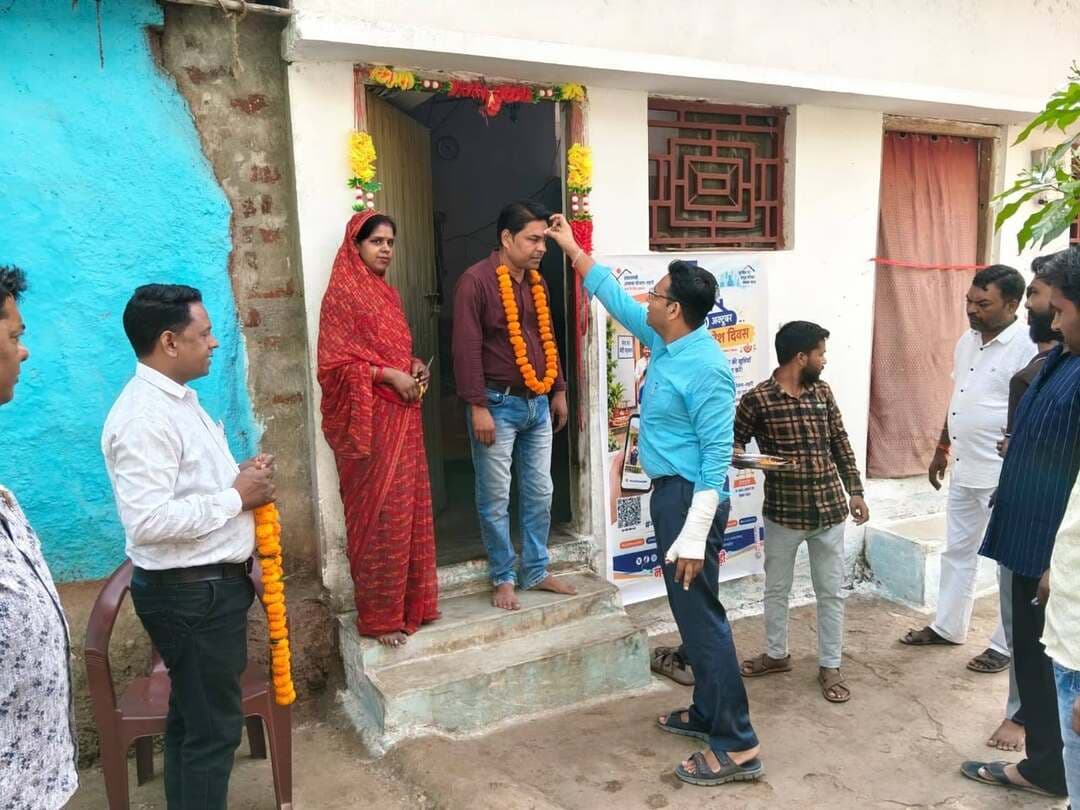 दशहरा पर नगर परिषद बनखेड़ी में 18 परिवारों को मिला अपने घर का उपहार, प्रधानमंत्री आवास योजना के हितग्राहियों ने किया गृह प्रवेश
पक्का आवास मिलने से परिवारों में खुशी, सुरक्षित और सम्मानजनक जीवन का सपना हुआ साकार
नगरीय प्रशासन एवं विकास विभाग, मध्यप्रदेश भोपाल के निर्देशानुसार एवं कलेक्टर श्री आशीष वशिष्ठ के मार्गदर्शन में दशहरा पर्व के अवसर पर नगर परिषद बनखेड़ी में प्रधानमंत्री आवास योजना के अंतर्गत 18 हितग्राही परिवारों को गृह प्रवेश कराया गया। इस अवसर पर जनप्रतिनिधि, पार्षदगण, हितग्राही एवं नगर परिषद के कर्मचारी उपस्थित रहे। दशहरा के पावन अवसर पर अपने पक्के घर में प्रवेश कर हितग्राही परिवारों के लिए यह दिन विशेष खुशियां लेकर आया। प्रधानमंत्री आवास योजना के माध्यम से जरूरतमंद परिवारों को पक्का एवं सुरक्षित आवास उपलब्ध कराया जा रहा है, जिससे उनके जीवन में सकारात्मक बदलाव आ रहा है।
प्रधानमंत्री आवास योजना का मुख्य उद्देश्य आर्थिक रूप से कमजोर एवं जरूरतमंद परिवारों को पक्का आवास उपलब्ध कराना है। योजना के अंतर्गत पात्र हितग्राहियों को आवास निर्माण के लिए आर्थिक सहायता प्रदान की जाती है, ताकि वे अपने परिवार के लिए सुरक्षित एवं सुविधाजनक घर बना सकें। योजना के माध्यम से परिवारों को केवल आवास की सुविधा ही नहीं मिल रही, बल्कि उन्हें सम्मानजनक जीवन जीने और बेहतर भविष्य की दिशा में आगे बढ़ने का अवसर भी प्राप्त हो रहा है। नगर परिषद बनखेड़ी में दशहरा के अवसर पर 18 परिवारों का गृह प्रवेश इसी दिशा में एक महत्वपूर्ण कदम है। अपने घर का सपना साकार होने से हितग्राही परिवारों में खुशी का माहौल रहा।
#narmadapuram CM Madhya Pradesh Dr Mohan Yadav Jansampark Madhya Pradesh Department Of Revenue, Madhya Pradesh General Administration Department, MP Panchayat, Rural Development and Social Welfare Department of Madhya Pradesh
