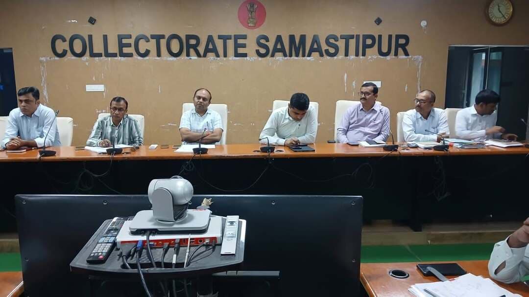 दिनांक: 21 अक्टूबर, 2026
05 दरभंगा
स्नातक एवं शिक्षक निर्वाचन की अंतिम तैयारियों की समीक्षा, 23 अक्टूबर को होगा मतदान
समस्तीपुर, 21 अक्टूबर 2026। आगामी 23 अक्टूबर 2026 को निर्धारित स्नातक निर्वाचन एवं शिक्षक निर्वाचन के मतदान को स्वच्छ, निष्पक्ष, शांतिपूर्ण एवं पारदर्शी ढंग से संपन्न कराने के उद्देश्य से निर्वाचन से संबंधित अंतिम तैयारियों की समीक्षा की जिलाधिकारी समस्तीपुर श्री रोशन कुशवाहा द्वारा समाहरणालय सभागार में गई। बैठक में विभिन्न निर्वाचन कोषांगों द्वारा की गई तैयारियों की समीक्षा करते हुए संबंधित नोडल एवं वरीय पदाधिकारियों को आवश्यक दिशा-निर्देश दिए गए।
बैठक में उप विकास आयुक्त, समस्तीपुर श्री सूर्य प्रताप सिंह, अपर समाहर्ता, समस्तीपुर श्री ब्रजेश कुमार, अपर समाहर्ता आपदा प्रबंधन श्री राजेश सिंह, उप निर्वाचन पदाधिकारी श्री विनोद कुमार, जिला परिवहन पदाधिकारी श्री प्रवीण कुमार सहित सभी निर्वाचन कोषांगों के नोडल एवं वरीय पदाधिकारी उपस्थित थे।
बैठक में मतदान की निर्धारित तिथि 23 अक्टूबर 2026 को ध्यान में रखते हुए निर्वाचन संबंधी सभी आवश्यक तैयारियों को अंतिम रूप देने पर विशेष बल दिया गया। संबंधित पदाधिकारियों से उनके-अपने कोषांगों की तैयारियों की जानकारी ली गई तथा निर्देश दिया गया कि सभी लंबित कार्यों को निर्धारित समय-सीमा के भीतर पूर्ण करना सुनिश्चित करें।
मतदान केंद्रों पर आवश्यक व्यवस्थाएं सुनिश्चित करने का निर्देश
समीक्षा के दौरान मतदान केंद्रों पर आवश्यक मूलभूत सुविधाओं की उपलब्धता, मतदान केंद्रों की तैयारी, निर्वाचन सामग्री की व्यवस्था तथा मतदान प्रक्रिया के सुचारु संचालन से संबंधित बिंदुओं पर चर्चा की गई। संबंधित पदाधिकारियों को निर्देश दिया गया कि मतदान केंद्रों पर सभी आवश्यक व्यवस्थाओं का भौतिक सत्यापन कर लें तथा किसी भी प्रकार की कमी पाए जाने पर तत्काल उसका निराकरण सुनिश्चित करें।
मतदान कर्मियों की प्रतिनियुक्ति एवं निर्वाचन सामग्री की व्यवस्था
मतदान कार्य में संलग्न कर्मियों की प्रतिनियुक्ति, आवश्यक प्रशिक्षण, मतदान सामग्री के वितरण तथा मतदान दलों के आवागमन से संबंधित तैयारियों की समीक्षा की गई। सभी संबंधित पदाधिकारियों को आपसी समन्वय के साथ कार्य करते हुए मतदान से पूर्व सभी आवश्यक प्रक्रियाएं पूर्ण करने का निर्देश दिया गया, ताकि निर्धारित समय पर मतदान कार्य प्रारंभ एवं संपन्न कराया जा सके।
विधि-व्यवस्था एवं सुरक्षा पर विशेष जोर
निर्वाचन के दौरान विधि-व्यवस्था संधारण एवं सुरक्षा व्यवस्था को लेकर भी आवश्यक निर्देश दिए गए। संबंधित पदाधिकारियों को मतदान केंद्रों पर शांतिपूर्ण वातावरण बनाए रखने, आवश्यक सुरक्षा प्रबंध सुनिश्चित करने तथा किसी भी आकस्मिक परिस्थिति से निपटने के लिए तत्पर रहने को कहा गया। निर्वाचन प्रक्रिया के दौरान प्रशासनिक एवं पुलिस पदाधिकारियों के बीच प्रभावी समन्वय बनाए रखने पर भी बल दिया गया।
परिवहन एवं अन्य व्यवस्थाओं की समीक्षा
जिला परिवहन पदाधिकारी सहित संबंधित पदाधिकारियों को निर्वाचन कार्य में प्रयुक्त वाहनों की उपलब्धता एवं आवश्यक परिवहन व्यवस्था सुनिश्चित करने का निर्देश दिया गया। साथ ही, निर्वाचन से संबंधित सभी कोषांगों को अपने निर्धारित दायित्वों का समयबद्ध एवं जिम्मेदारीपूर्वक निर्वहन करने तथा निर्वाचन आयोग के दिशा-निर्देशों का अक्षरशः अनुपालन सुनिश्चित करने को कहा गया।
बैठक में स्पष्ट किया गया कि मतदान प्रक्रिया की निष्पक्षता, पारदर्शिता एवं विश्वसनीयता बनाए रखना सर्वोच्च प्राथमिकता है। इसके लिए सभी संबंधित पदाधिकारी एवं कर्मी पूरी सजगता, तत्परता एवं जिम्मेदारी के साथ अपने कर्तव्यों का निर्वहन करें।
जिला प्रशासन, समस्तीपुर द्वारा स्नातक निर्वाचन एवं शिक्षक निर्वाचन के मतदान को शांतिपूर्ण, निष्पक्ष एवं सुव्यवस्थित ढंग से संपन्न कराने हेतु सभी आवश्यक तैयारियां सुनिश्चित की जा रही हैं।
#MLCElections
#meeting
#highlight
#जिला_प्रशासन_समस्तीपुर
#CMSamrat
#samratchoudhary
#bihar
Information & Public Relations Department, Government of Bihar
Chief Electoral Officer, Bihar
CMO Bihar