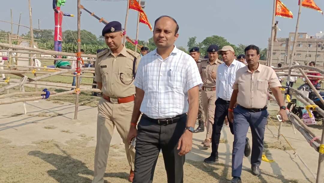 दिनांक: 21 अक्टूबर, 2026
जिलाधिकारी एवं पुलिस अधीक्षक ने जितवारपुर स्थित हाउसिंग बोर्ड मैदान में रावण दहन कार्यक्रम स्थल का किया निरीक्षण, सुरक्षा एवं विधि-व्यवस्था संधारण को लेकर दिए आवश्यक निर्देश....
समस्तीपुर, 21 अक्टूबर 2026। दशहरा पर्व के अवसर पर जितवारपुर स्थित हाउसिंग बोर्ड के मैदान में आयोजित होने वाले रावण दहन कार्यक्रम के सफल, सुरक्षित एवं शांतिपूर्ण आयोजन को सुनिश्चित करने के उद्देश्य से जिलाधिकारी समस्तीपुर श्री रोशन कुशवाहा एवं पुलिस अधीक्षक समस्तीपुर श्री अरविंद प्रताप सिंह द्वारा कार्यक्रम स्थल का संयुक्त भ्रमण एवं निरीक्षण किया गया।
निरीक्षण के दौरान जिलाधिकारी एवं पुलिस अधीक्षक ने कार्यक्रम स्थल पर की जा रही आवश्यक सुरक्षात्मक तैयारियों, विधि-व्यवस्था संधारण, भीड़ प्रबंधन तथा आयोजन से संबंधित अन्य व्यवस्थाओं का जायजा लिया। उन्होंने मौके पर उपस्थित पदाधिकारियों से तैयारियों की जानकारी प्राप्त की तथा कार्यक्रम में आने वाले आम नागरिकों की सुरक्षा, सुविधा एवं सुगम आवागमन को सर्वोच्च प्राथमिकता देते हुए सभी आवश्यक तैयारियां ससमय पूर्ण करने का निर्देश दिया।
इस अवसर पर अनुमंडल पदाधिकारी, समस्तीपुर सदर श्री राकेश कुमार, अनुमंडल पुलिस पदाधिकारी श्री सतीश सुमन, समस्तीपुर सदर, नगर आयुक्त समस्तीपुर श्री गौतम कुमार सहित अन्य संबंधित पदाधिकारी उपस्थित थे।
निरीक्षण के क्रम में जिलाधिकारी ने निर्देश दिया कि रावण दहन कार्यक्रम के दौरान संभावित भीड़ को ध्यान में रखते हुए सुरक्षा एवं भीड़ नियंत्रण की समुचित व्यवस्था सुनिश्चित की जाए। कार्यक्रम स्थल पर प्रवेश एवं निकास के लिए आवश्यक प्रबंध किए जाएं, ताकि लोगों की आवाजाही सुचारु बनी रहे तथा किसी भी स्थिति में अनावश्यक भीड़ एवं अव्यवस्था उत्पन्न न हो। कार्यक्रम स्थल पर उपलब्ध स्थान एवं दर्शकों की संभावित संख्या के अनुरूप व्यवस्थाओं का आकलन करते हुए सभी आवश्यक इंतजाम सुनिश्चित करने पर बल दिया गया।
जिलाधिकारी ने संबंधित पदाधिकारियों को निर्देशित किया कि कार्यक्रम स्थल एवं उसके आसपास साफ-सफाई, प्रकाश व्यवस्था, बैरिकेडिंग तथा आम नागरिकों की सुविधा से संबंधित आवश्यक व्यवस्थाओं को सुव्यवस्थित रखा जाए। आयोजन के दौरान आपातकालीन परिस्थितियों से निपटने के लिए भी आवश्यक तैयारी रखी जाए, ताकि किसी भी अप्रत्याशित परिस्थिति में त्वरित कार्रवाई की जा सके।
पुलिस अधीक्षक ने विधि-व्यवस्था संधारण के दृष्टिकोण से आवश्यक पुलिस बल की प्रतिनियुक्ति, भीड़ पर सतत निगरानी, यातायात प्रबंधन तथा संवेदनशील स्थानों पर विशेष सतर्कता बरतने के संबंध में आवश्यक निर्देश दिए। उन्होंने कहा कि कार्यक्रम के दौरान शांति एवं सुरक्षा बनाए रखने के लिए पुलिस पदाधिकारी आपसी समन्वय के साथ कार्य करें तथा कार्यक्रम स्थल और आसपास के क्षेत्रों में सतत निगरानी सुनिश्चित करें।
उन्होंने यातायात व्यवस्था को सुचारु बनाए रखने, वाहनों के अनियंत्रित प्रवेश को रोकने तथा आम नागरिकों को आवागमन में अनावश्यक कठिनाई नहीं होने देने के लिए आवश्यक कार्रवाई करने का निर्देश दिया। साथ ही, किसी भी आपात स्थिति से निपटने के लिए संबंधित पदाधिकारियों एवं पुलिस बल को तत्पर रहने को कहा गया।
नगर आयुक्त समस्तीपुर को कार्यक्रम स्थल एवं आसपास के क्षेत्रों में साफ-सफाई, पर्याप्त प्रकाश व्यवस्था तथा नगर निकाय से संबंधित आवश्यक सुविधाएं सुनिश्चित करने के निर्देश दिए गए। संबंधित पदाधिकारियों को आपसी समन्वय स्थापित करते हुए सभी तैयारियों की नियमित समीक्षा करने तथा निर्धारित समय-सीमा के भीतर आवश्यक कार्यों को पूरा करने को कहा गया।
जिलाधिकारी एवं पुलिस अधीक्षक ने स्पष्ट किया कि रावण दहन कार्यक्रम का आयोजन शांतिपूर्ण, सुरक्षित एवं व्यवस्थित तरीके से संपन्न कराना जिला प्रशासन की प्राथमिकता है। इसके लिए सभी संबंधित विभागों एवं पदाधिकारियों को अपने-अपने दायित्वों का गंभीरतापूर्वक निर्वहन करने तथा कार्यक्रम के दौरान पूरी सतर्कता बनाए रखने का निर्देश दिया गया।
जिला प्रशासन, समस्तीपुर द्वारा आम नागरिकों से अपील की जाती है कि वे पर्व के अवसर पर शांति, सौहार्द एवं आपसी भाईचारा बनाए रखें तथा प्रशासन द्वारा जारी निर्देशों का पालन करते हुए कार्यक्रम को शांतिपूर्ण एवं सुरक्षित बनाने में सहयोग करें।
#rawandahan
#जिला_प्रशासन_समस्तीपुर
#DurgaPuja2026
#highlight
#CMSamrat
#samratchoudhary
Information & Public Relations Department, Government of Bihar
CMO Bihar