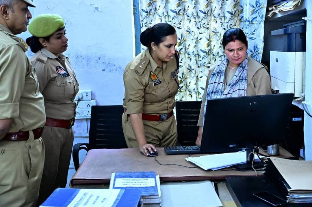 SP रवीना त्यागी ने किया SP ऑफिस का निरीक्षण, फरियादियों से शालीन व्यवहार के दिए निर्देश!
SP रवीना त्यागी ने SP कार्यालय की विभिन्न शाखाओं का निरीक्षण कर रजिस्टरों व लंबित मामलों की समीक्षा की। साफ-सफाई पर ध्यान देने व फरियादियों से सहयोगात्मक व्यवहार करने के निर्देश दिए।
#Barabanki #BarabankiPolice #UPPolice