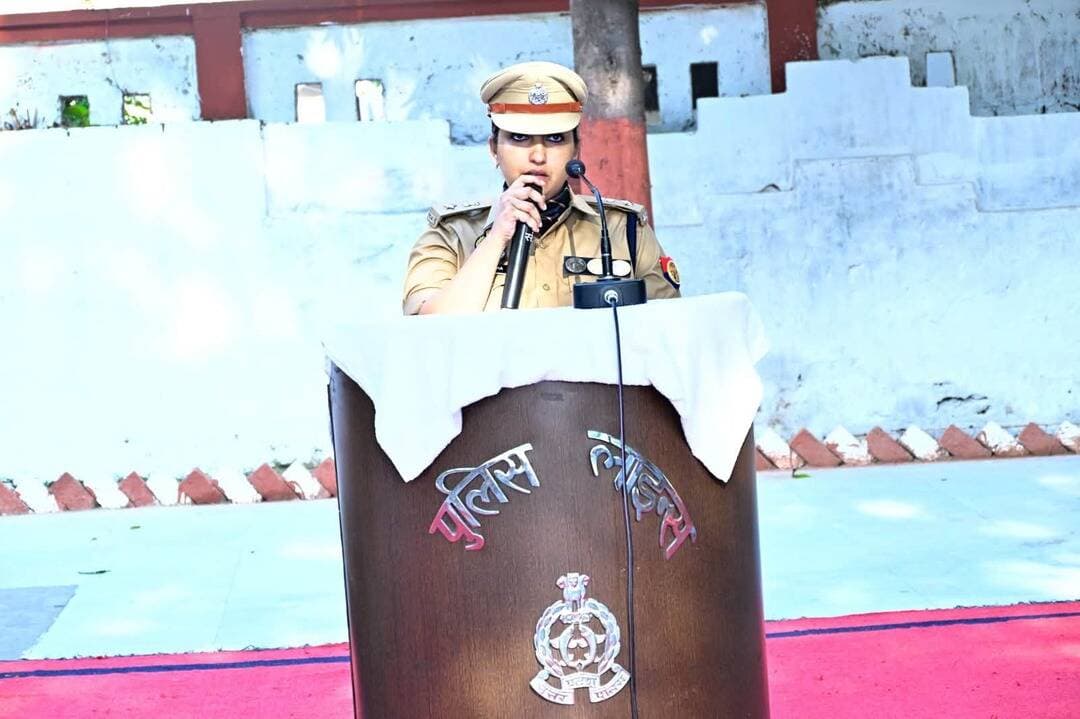 बाराबंकी में पुलिस स्मृति दिवस पर SP रवीना त्यागी ने शहीद जवानों को दी श्रद्धांजलि!
पुलिस लाइंस में पुलिस स्मृति दिवस पर SP रवीना त्यागी ने शहीद स्मारक पर शहीदों को श्रद्धासुमन अर्पित किए। देश भर में शहीद हुए जांबाजों की वीरगाथा सुनाई गई, सभी अधिकारियों ने श्रद्धांजलि दी।
#Barabanki #PoliceSmritiDiwas #UPPolice