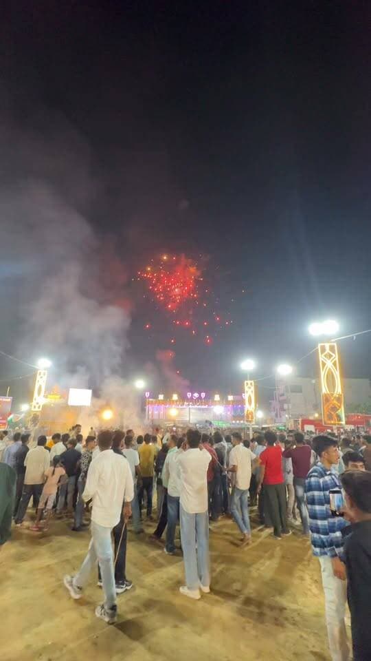 रावण दहन के बाद घर लौटते लोग, बाराबंकी दशहरा मेले का समापन #barabankiupdates