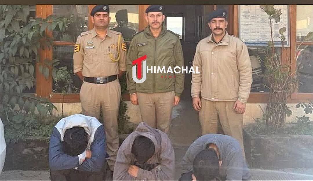 बस की छत पर रखे काले बैग से 36 ग्राम चिट्टा बरामद, डिजिटल साक्ष्यों से तीन आरोपी गिरफ्तार
UT HIMACHAL | शिमला
हिमाचल प्रदेश की राजधानी शिमला के शोघी में बस की छत पर रखे एक काले बैग से 36 ग्राम चिट्टा (हेरोइन) बरामद होने के मामले में पुलिस ने तीन आरोपियों को गिरफ्तार किया है।
पुलिस के अनुसार, मामले की जांच के दौरान डिजिटल साक्ष्यों, कॉल डिटेल रिकॉर्ड (CDR) और सीसीटीवी फुटेज का विश्लेषण किया गया। इन तकनीकी साक्ष्यों की मदद से पुलिस आरोपियों की पहचान करने में सफल रही।
बस की छत पर रखे बैग से चिट्टा मिलने के बाद यह पता लगाना पुलिस के लिए महत्वपूर्ण था कि बैग किसका था और नशीला पदार्थ कहां से लाया गया था।
फिलहाल तीन आरोपियों की गिरफ्तारी की जानकारी सामने आई है। चिट्टे के स्रोत और संभावित सप्लाई नेटवर्क के संबंध में आगे की जांच से स्थिति स्पष्ट हो सकेगी।
आपकी राय: क्या चिट्टा बरामदगी के हर मामले में मुख्य सप्लायर तक पहुंचने के लिए डिजिटल साक्ष्यों और कॉल रिकॉर्ड की गहन जांच जरूरी होनी चाहिए? कमेंट करके अपनी राय जरूर दें।
<nis:link nis:type=tag nis:id=shimlanews nis:value=ShimlaNews nis:enabled=true nis:link/> <nis:link nis:type=tag nis:id=shoghi nis:value=Shoghi nis:enabled=true nis:link/> <nis:link nis:type=tag nis:id=chittaseized nis:value=ChittaSeized nis:enabled=true nis:link/> <nis:link nis:type=tag nis:id=36gramchitta nis:value=36GramChitta nis:enabled=true nis:link/> <nis:link nis:type=tag nis:id=shimlapolice nis:value=ShimlaPolice nis:enabled=true nis:link/> <nis:link nis:type=tag nis:id=himachalpolice nis:value=HimachalPolice nis:enabled=true nis:link/> <nis:link nis:type=tag nis:id=ndpsact nis:value=NDPSAct nis:enabled=true nis:link/> <nis:link nis:type=tag nis:id=antidrugcampaign nis:value=AntiDrugCampaign nis:enabled=true nis:link/> <nis:link nis:type=tag nis:id=nashamukthimachal nis:value=NashaMuktHimachal nis:enabled=true nis:link/> <nis:link nis:type=tag nis:id=himachalnews nis:value=HimachalNews nis:enabled=true nis:link/> <nis:link nis:type=tag nis:id=uthimachal nis:value=UTHimachal nis:enabled=true nis:link/> <nis:link nis:type=tag nis:id=utnews nis:value=UTNews nis:enabled=true nis:link/>