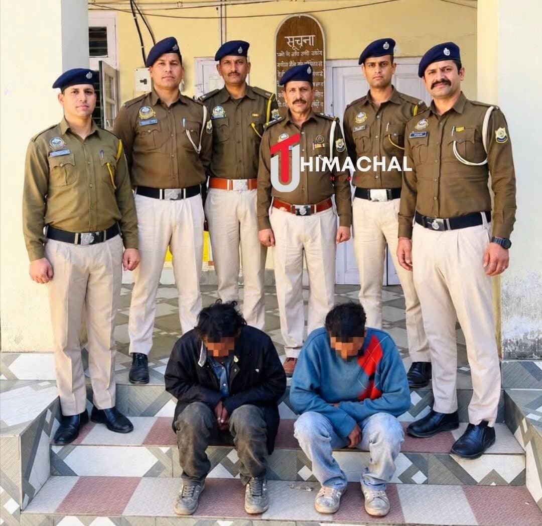 हत्या के बाद शव हाईवे किनारे फेंककर हादसा दिखाने की कोशिश, नेपाल भाग रहे दो आरोपी ISBT से गिरफ्तार।
UT HIMACHAL | शिमला
हिमाचल प्रदेश के शिमला जिले के जुब्बल में सामने आए हत्या के मामले को पुलिस ने सुलझाने का दावा करते हुए दो आरोपियों को गिरफ्तार किया है। पुलिस के अनुसार, आरोपियों ने कथित तौर पर हत्या के बाद शव को राष्ट्रीय राजमार्ग के किनारे छोड़ दिया था, ताकि मामला सड़क दुर्घटना का प्रतीत हो। दोनों आरोपी नेपाल भागने की फिराक में थे, लेकिन शिमला पुलिस ने उन्हें ISBT शिमला से गिरफ्तार कर लिया।
NH-705 पर खून से लथपथ मिला था शव
18 अक्टूबर 2026 की रात शिकायतकर्ता साहिल अपने साथियों के साथ हटकोटी से मंडोल की ओर जा रहे थे। इसी दौरान दोची के समीप NH-705 पर एक व्यक्ति खून से लथपथ अवस्था में पड़ा दिखाई दिया। सूचना मिलने पर पुलिस और एम्बुलेंस मौके पर पहुंची, जहां व्यक्ति को मृत घोषित कर दिया गया।
घटनास्थल की जांच के दौरान मुख्य सड़क से नीचे नाले की ओर जाने वाले कच्चे रास्ते पर भी खून के निशान मिले। इससे पुलिस को किसी आपराधिक वारदात की आशंका हुई।
मृतक की पहचान 33 वर्षीय धीरेन्द्र थापा, पुत्र भीम बहादुर, निवासी नेपाल के रूप में हुई। वह जुब्बल तहसील के गांव बाउली, डाकघर दोची में मजदूरी करता था।
पुलिस थाना जुब्बल में 19 अक्टूबर को FIR संख्या 53/2026 के तहत भारतीय न्याय संहिता (BNS) की धारा 103(1) में हत्या का मामला दर्ज किया गया।
शराब पीने के दौरान हुआ था झगड़ा
पुलिस जांच के अनुसार, घटना से पहले मृतक और दोनों आरोपी एक साथ बैठकर शराब पी रहे थे। इसी दौरान उनके बीच किसी बात को लेकर झगड़ा हुआ। इसके बाद धीरेन्द्र थापा की मौत हो गई।
पुलिस के मुताबिक, आरोपियों ने कथित तौर पर शव को हाईवे किनारे छोड़ दिया, ताकि हत्या को सड़क दुर्घटना का रूप दिया जा सके।
मोबाइल बंद किए, जंगल में बिताई रात
घटना के बाद दोनों आरोपी पुलिस से बचने के लिए अपने मोबाइल फोन बंद करके इलाके से निकल गए। वे पहले खड़ापत्थर पहुंचे और वहां से एक पिकअप वाहन में लिफ्ट लेकर ठियोग के समीप पहुंचे।
पुलिस की नाकाबंदी से बचने के लिए आरोपियों ने रात जंगल में बिताई। इसके बाद वे शिमला पहुंचकर नेपाल भागने की कोशिश कर रहे थे।
CCTV और स्थानीय सूचना से पुलिस को मिली सफलता
पुलिस ने घटनास्थल के आसपास लगे CCTV कैमरों की फुटेज खंगाली और स्थानीय स्तर पर जानकारी जुटाई। जांच के दौरान मिले सुरागों के आधार पर पुलिस ने दोनों आरोपियों की पहचान की और उनकी गतिविधियों पर नजर रखी।
इसके बाद पुलिस टीम ने ISBT शिमला में दोनों को गिरफ्तार कर लिया।
गिरफ्तार आरोपियों की पहचान
1. सूर्य दमाई उर्फ अनिश (27 वर्ष), पुत्र गोपाल दमाई, निवासी जिला गुल्मी, नेपाल।
2. सुमन खड़का (27 वर्ष), पुत्र दुर्गा बहादुर खड़का, निवासी जिला सल्यान, नेपाल।
पुलिस के अनुसार, दोनों आरोपियों को न्यायालय में पेश किया जाएगा। मामले की आगामी जांच जारी है।
आपकी राय: हत्या जैसे गंभीर मामलों में CCTV कैमरे और स्थानीय लोगों से मिलने वाली जानकारी पुलिस जांच में कितनी महत्वपूर्ण भूमिका निभाते हैं? कमेंट करके अपनी राय जरूर दें।
<nis:link nis:type=tag nis:id=shimlanews nis:value=ShimlaNews nis:enabled=true nis:link/> <nis:link nis:type=tag nis:id=jubbalnews nis:value=JubbalNews nis:enabled=true nis:link/> <nis:link nis:type=tag nis:id=jubbalmurdercase nis:value=JubbalMurderCase nis:enabled=true nis:link/> <nis:link nis:type=tag nis:id=shimlapolice nis:value=ShimlaPolice nis:enabled=true nis:link/> <nis:link nis:type=tag nis:id=himachalpolice nis:value=HimachalPolice nis:enabled=true nis:link/> <nis:link nis:type=tag nis:id=crimenews nis:value=CrimeNews nis:enabled=true nis:link/> <nis:link nis:type=tag nis:id=isbtshimla nis:value=ISBTShimla nis:enabled=true nis:link/> <nis:link nis:type=tag nis:id=himachalnews nis:value=HimachalNews nis:enabled=true nis:link/> <nis:link nis:type=tag nis:id=policeinvestigation nis:value=PoliceInvestigation nis:enabled=true nis:link/> <nis:link nis:type=tag nis:id=uthimachal nis:value=UTHimachal nis:enabled=true nis:link/> <nis:link nis:type=tag nis:id=utnews nis:value=UTNews nis:enabled=true nis:link/>