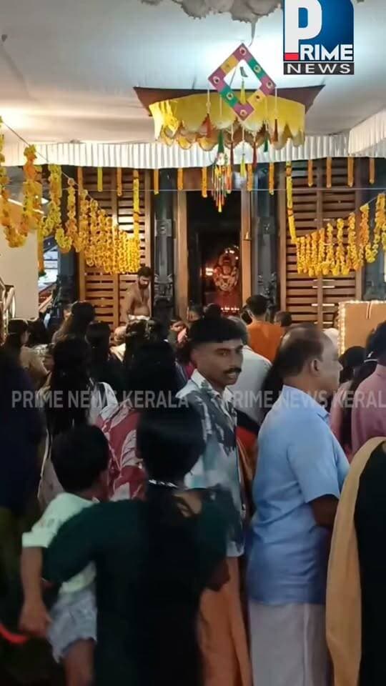 പന്തളം ശ്രീ സരസ്വതി ക്ഷേത്രം
നവരാത്രി മണ്ഡപത്തിൽ വിദ്യാരംഭം; കുരുന്നുകൾക്ക് ആദ്യ അക്ഷരം കുറിക്കുന്നു