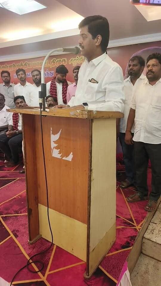 🚨 விழுப்புரத்தில் எம்.எல்.ஏ. பரபரப்பு பேச்சு!
🔴 “விஜய் ஆட்சி தூய ஆட்சி இல்லை… திருட்டு ஆட்சி!”
📍 விழுப்புரம் | அக். 21
விழுப்புரம் அறிவாலயத்தில் நடைபெற்ற மாற்றுக் கட்சியினர் இணைப்பு நிகழ்ச்சியில், விழுப்புரம் எம்.எல்.ஏ. விஜய் ஆட்சி குறித்து கடுமையாக விமர்சித்துப் பேசினார்.
“விஜய் ஆட்சி தூய ஆட்சி இல்லை; திருட்டு ஆட்சி” என்று அவர் பேசியதாகத் தெரிவிக்கப்பட்டுள்ளது.
இந்தப் பேச்சு அரசியல் வட்டாரத்தில் பரபரப்பை ஏற்படுத்தியுள்ளது.
📲 TN32 NEWS
உண்மை மக்களுக்காக
#TN32News #விழுப்புரம் #விழுப்புரம்MLA #அரசியல் #தமிழ்நாடு